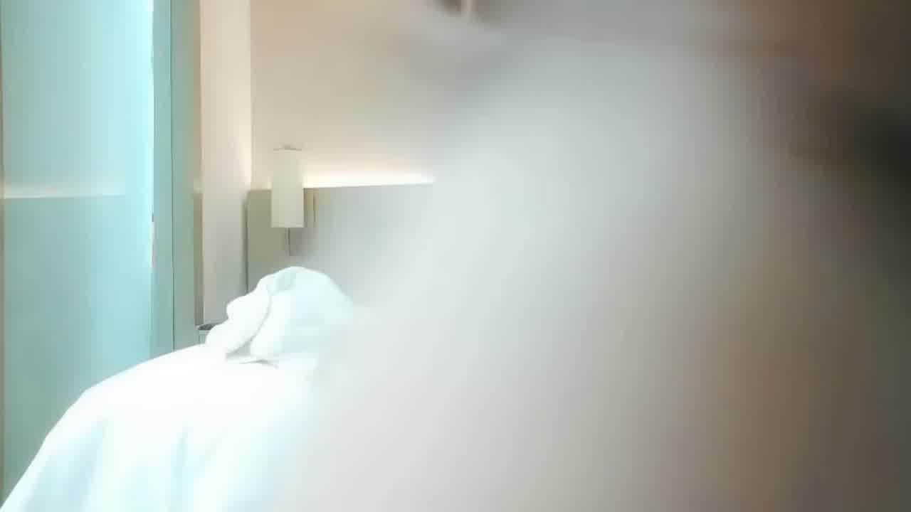  【甜美小姐姐】看似文静床上淫荡，狂舔骚穴浪叫不停，肉棒勃起邦邦硬，无套插入，久战狂操，白浆四溢 的剧照1