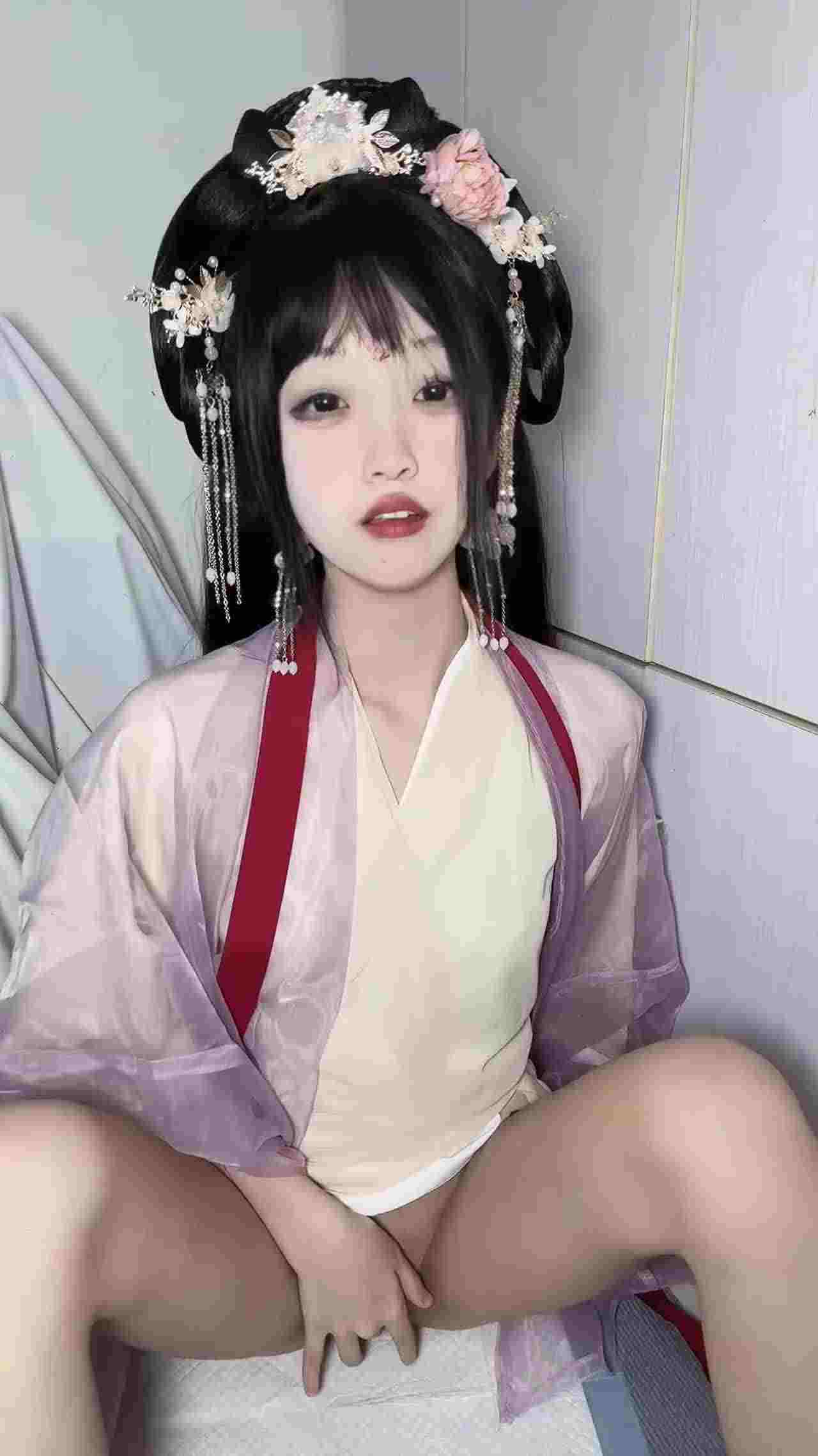  自购X高价露脸-汉服阳具骑乘自慰，剧情演绎被山大王强奸，短短几分钟喷了3次尿 的剧照5