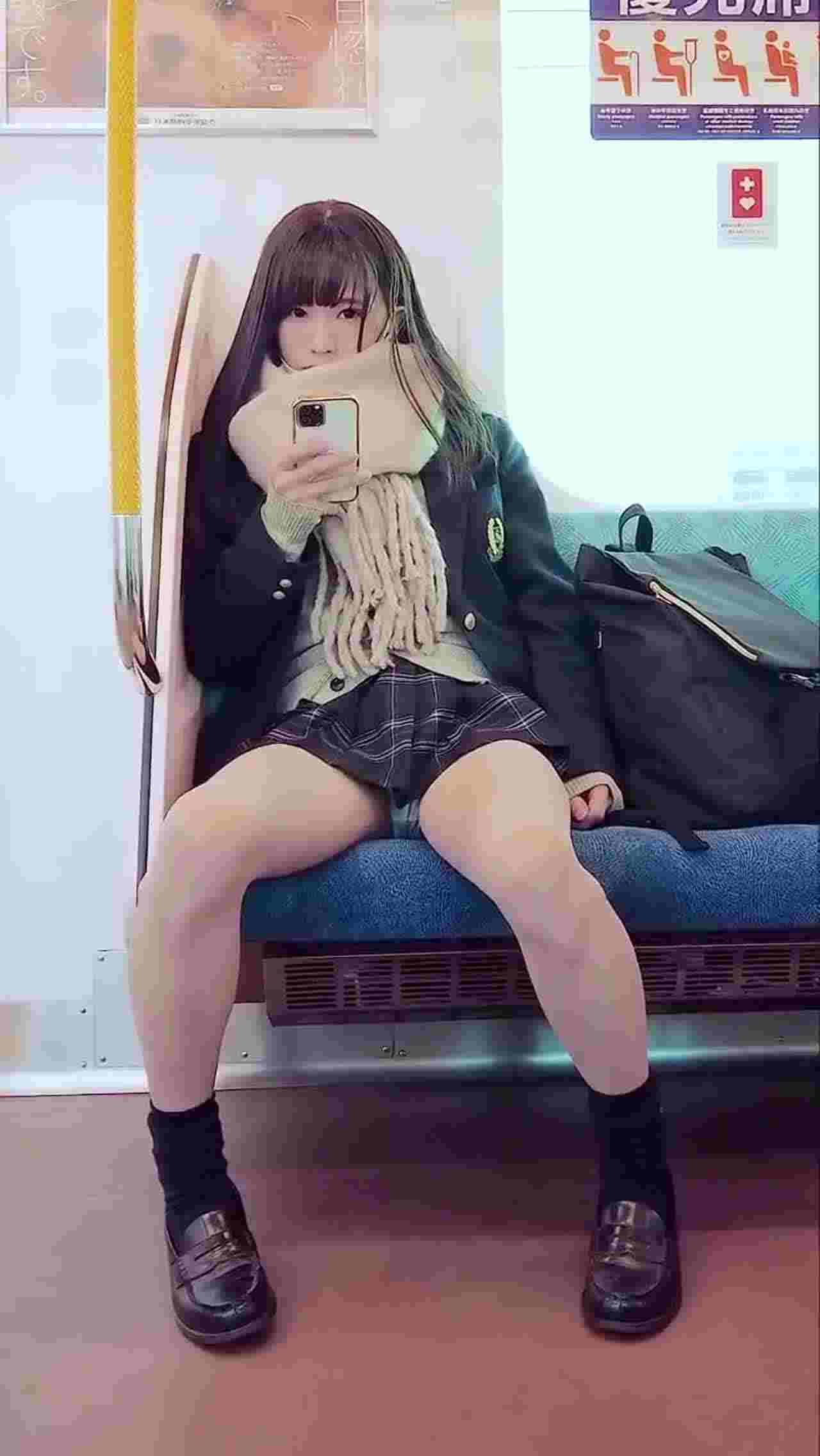  偷拍系列 甜美学生妹的小内裤露出 的剧照4