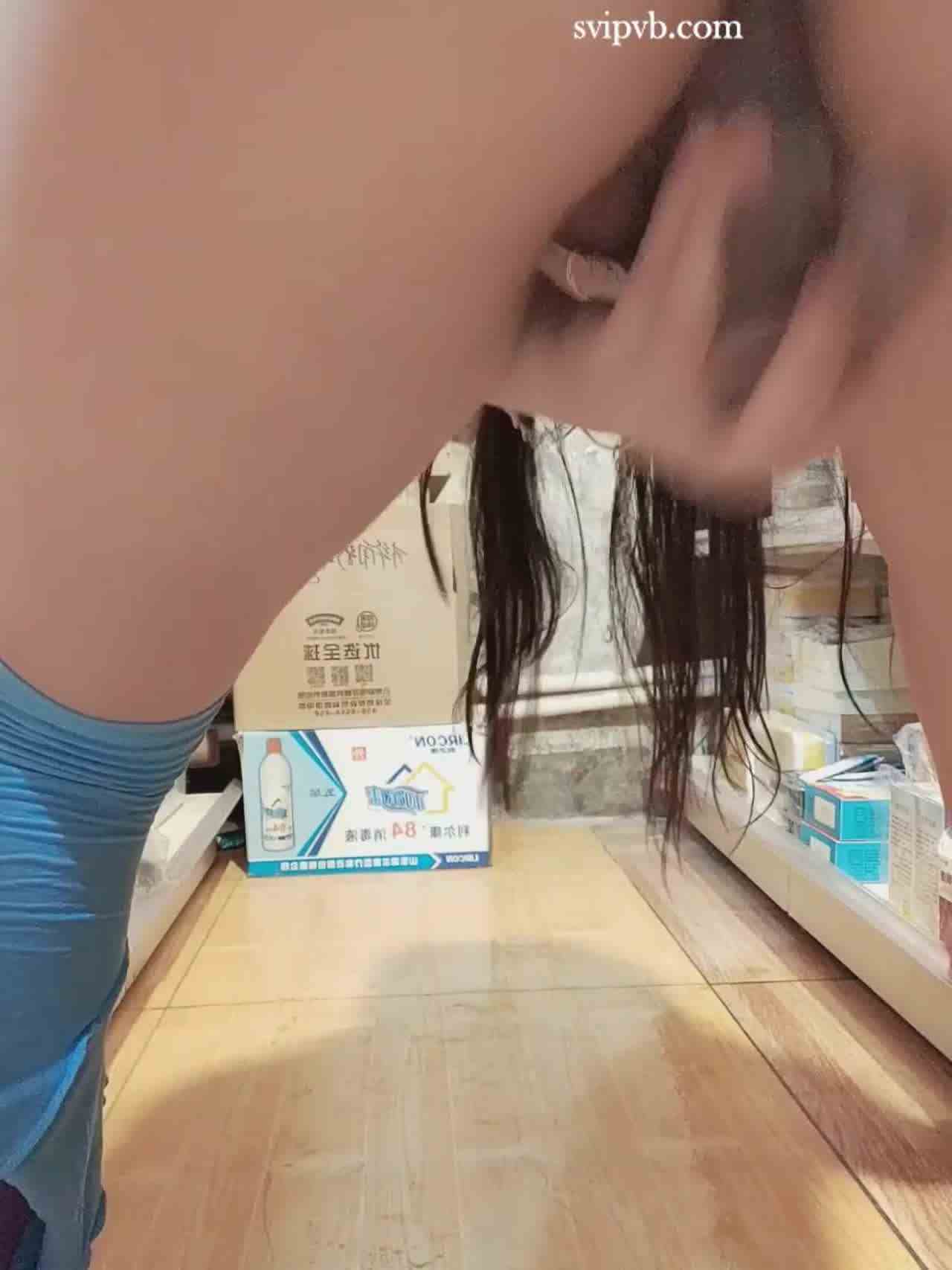  在店里用跳蛋按摩小穴渐层丝袜都湿掉阿 的剧照10