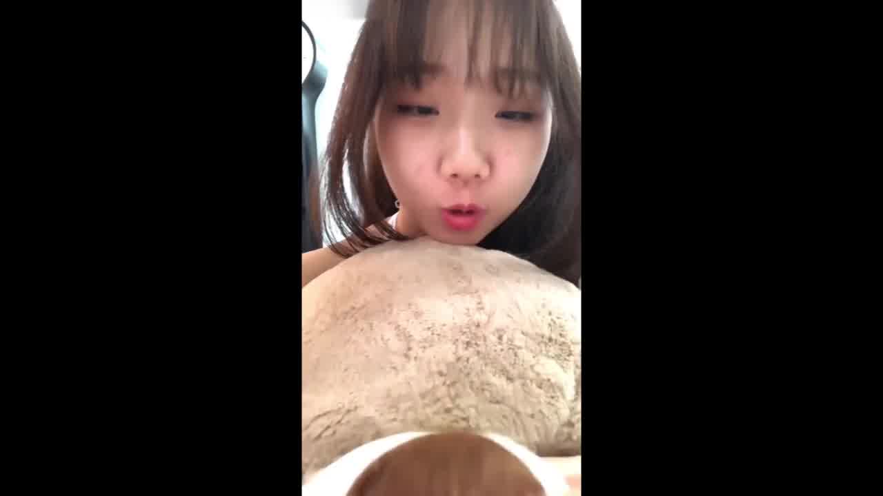  高中反差婊小母狗，在家等待猪主人的抽插 的剧照5