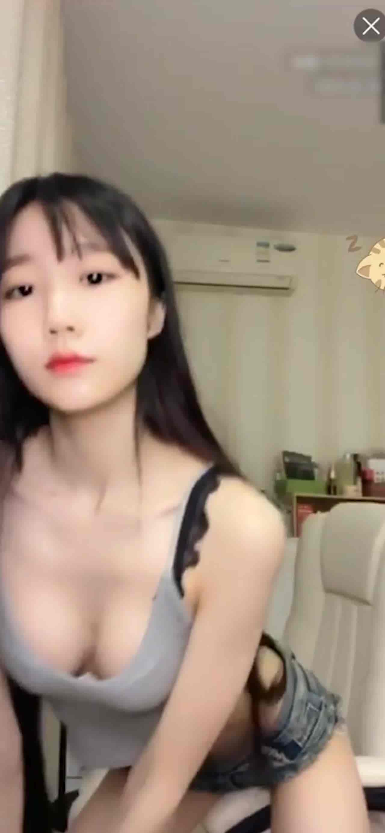  极品网红八月未央露脸火辣热舞 的剧照6