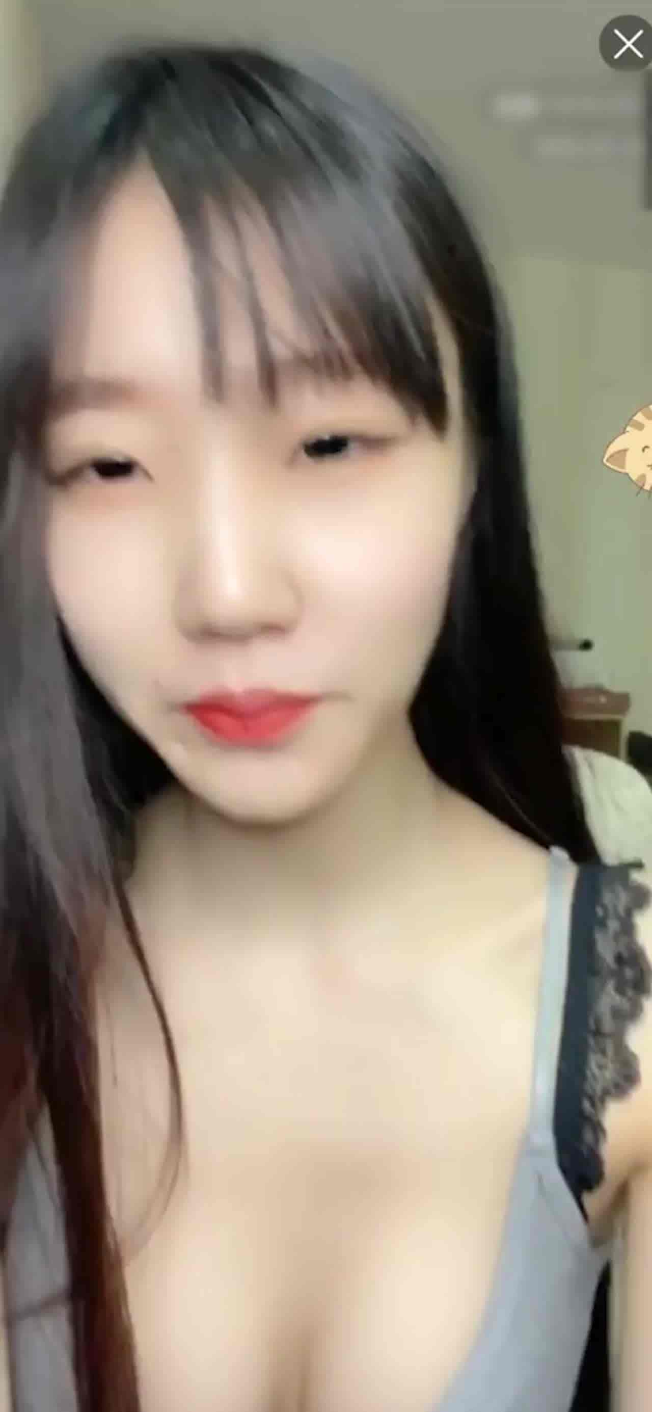  极品网红八月未央露脸火辣热舞 的剧照7