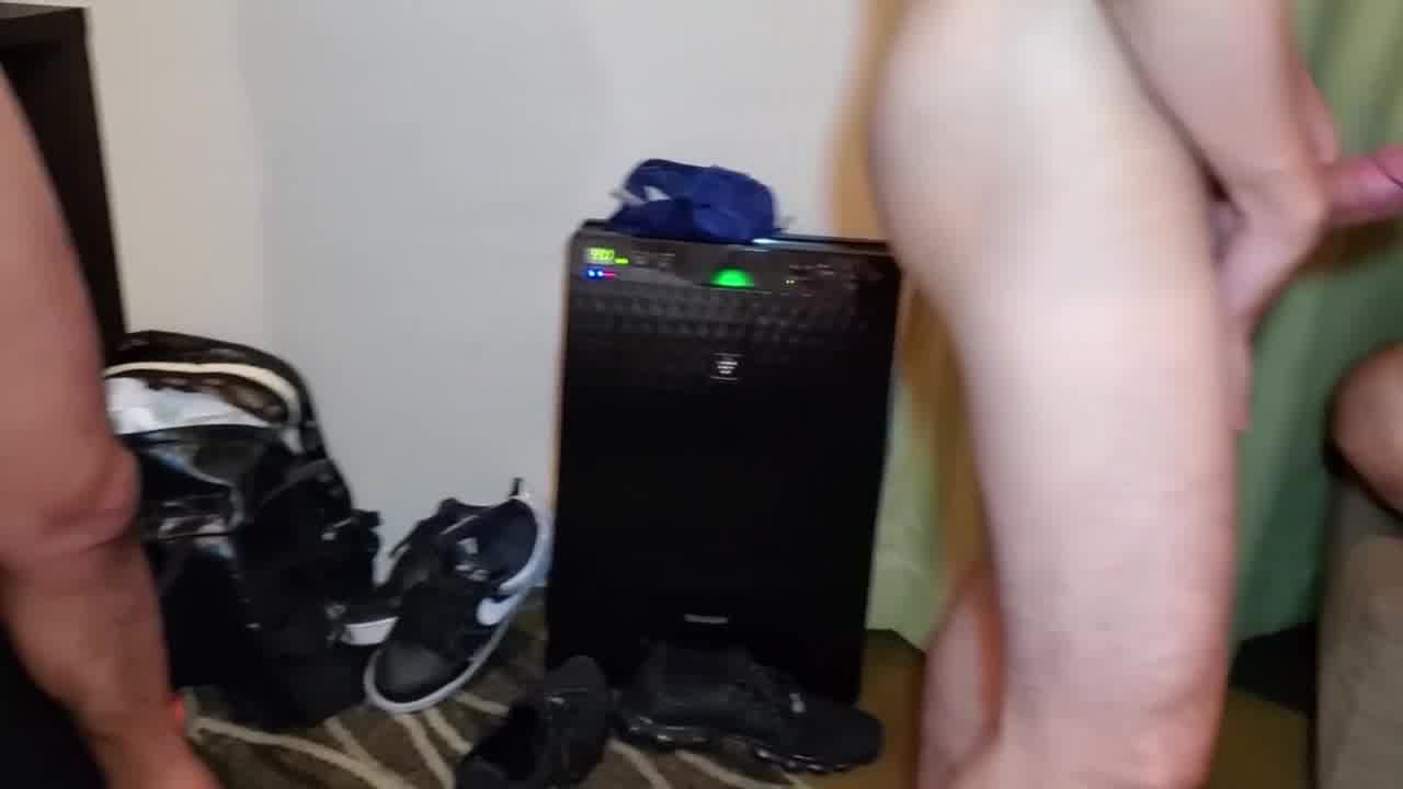  网络疯传小日本【开火车】极品白虎妹子被20多个猛男轮流开火车 无套内射都给干哭了 的剧照9