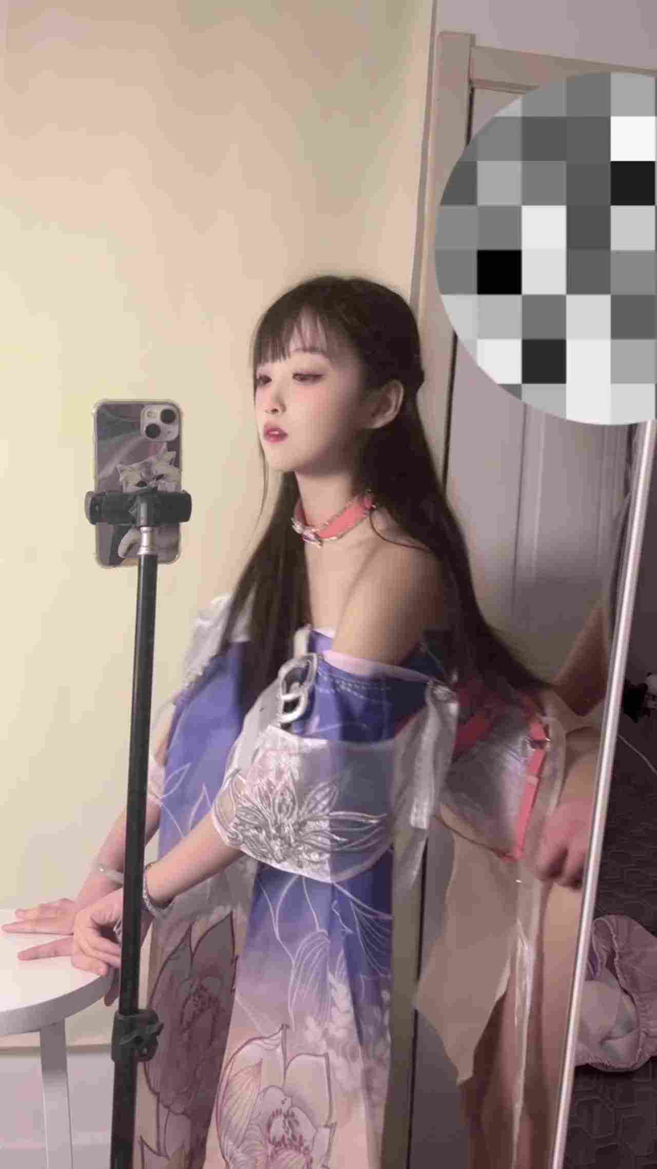  高价自购露脸萝莉-唯一一次做爱视频，与金主爸爸约炮拍摄，3k一次的快餐可以拍视频，高价自购的单片 的剧照4