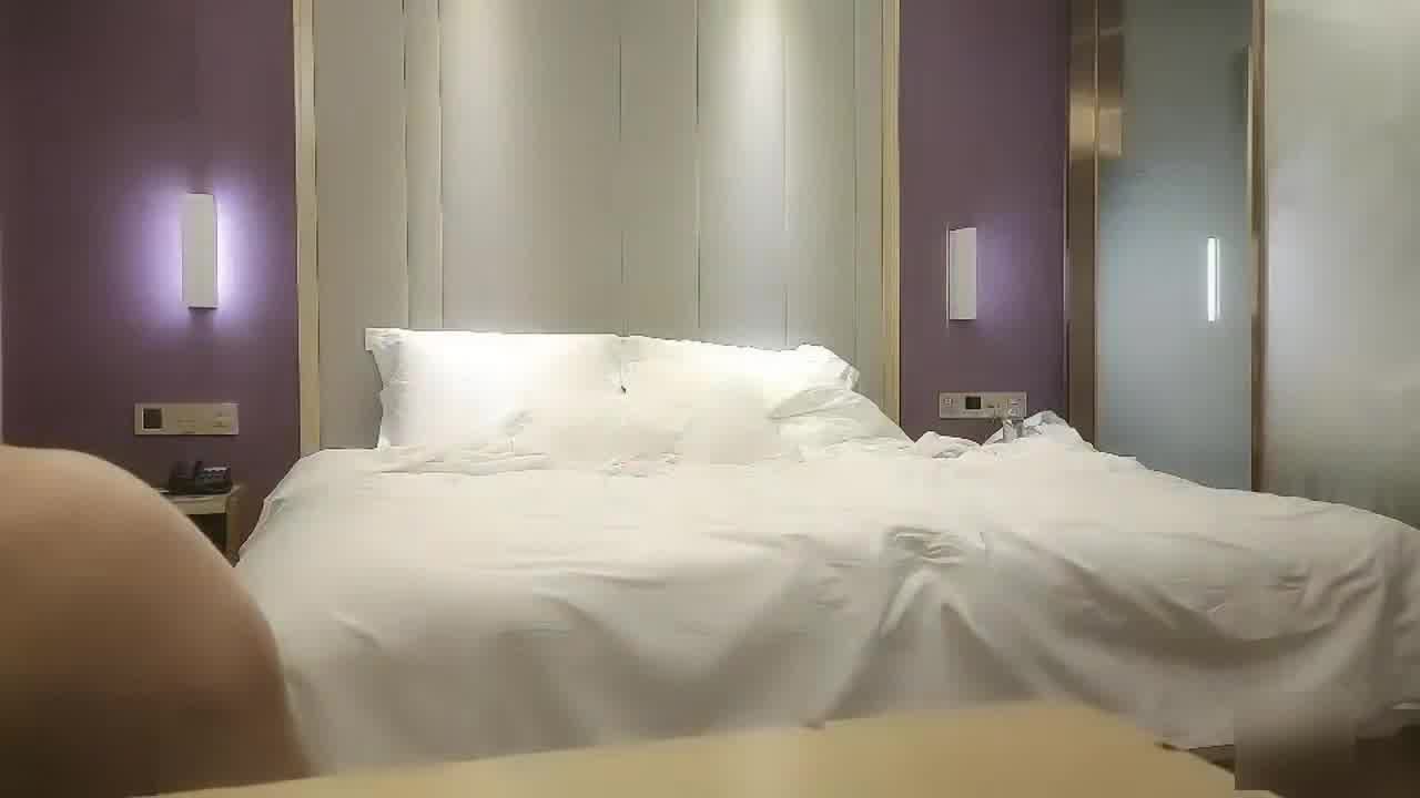  【珠宝美女兼职】‘’水流出来了，啊好爽有感觉了高潮都来了‘’高挑大长腿，被大哥各种猛怼，爽叫不停。 的剧照1