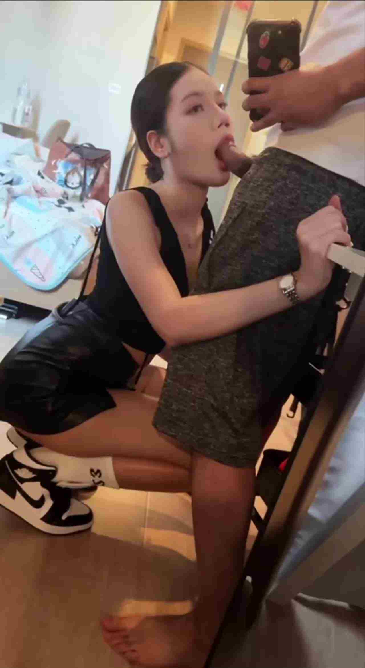  穿着AJ就蹲下来帮我吃鸡！ 的剧照5