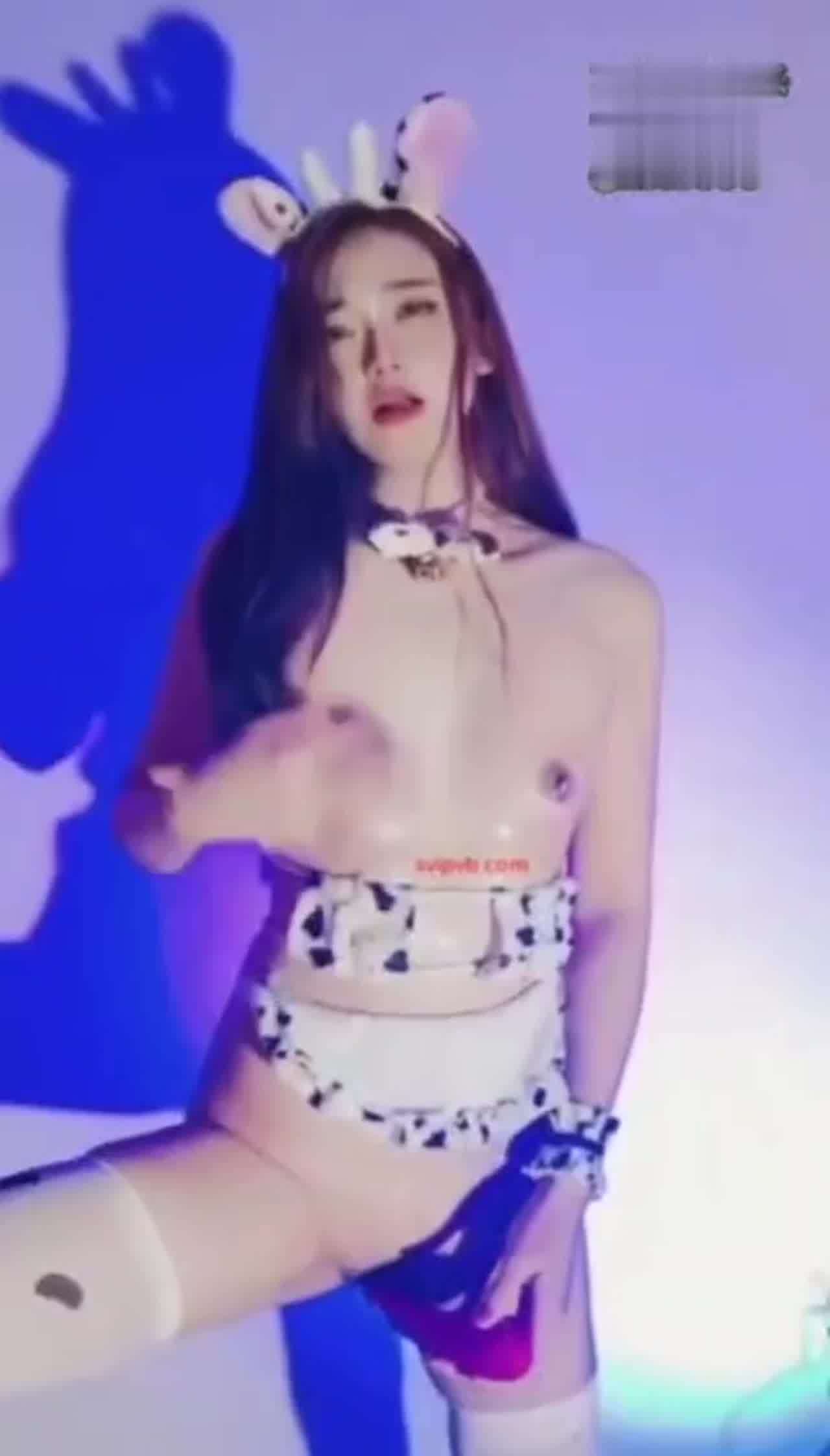  贫乳牛女郎奶油诱惑 的剧照6