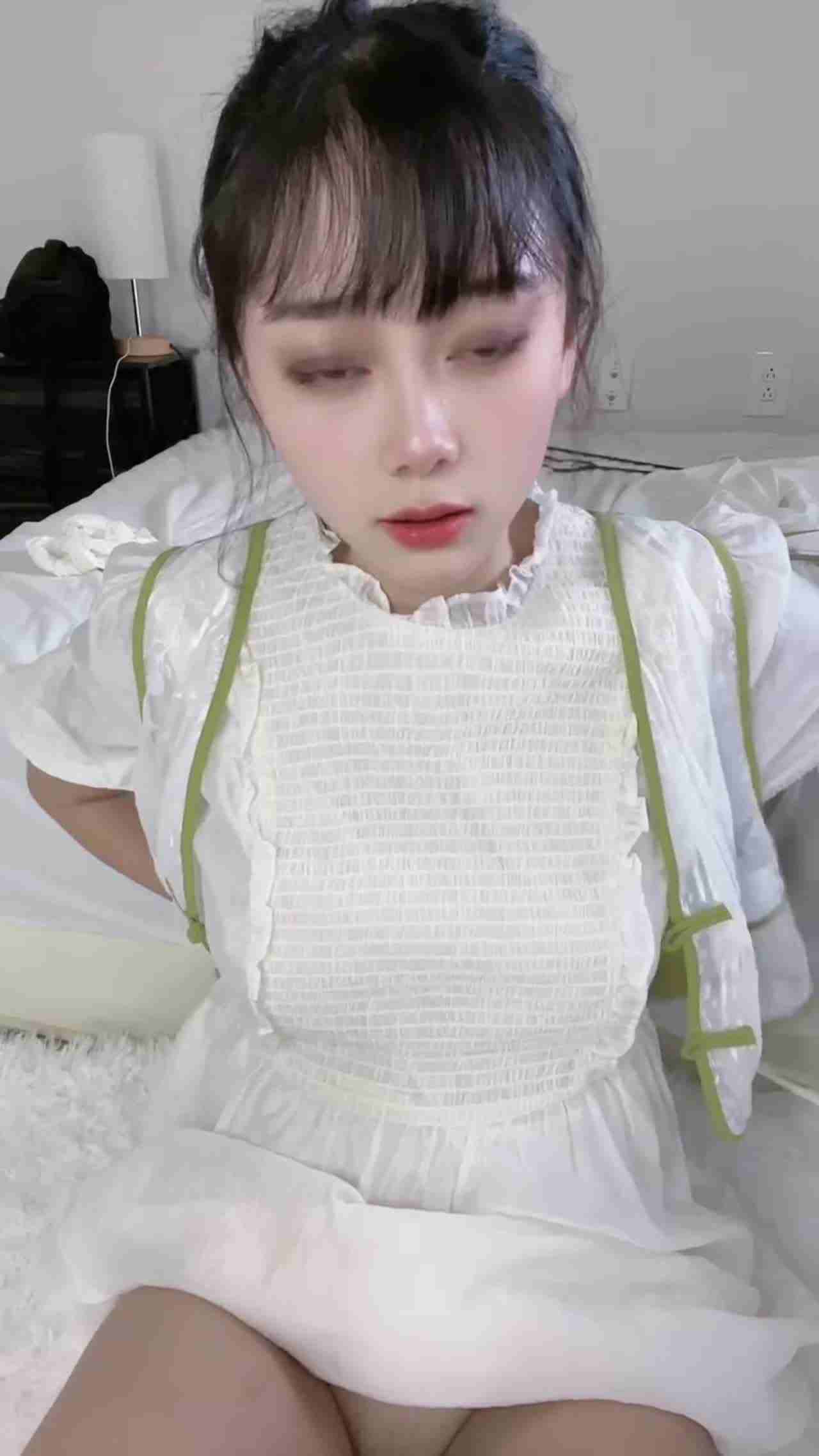  清纯初恋女神白色连衣裙诱惑自慰 的剧照4