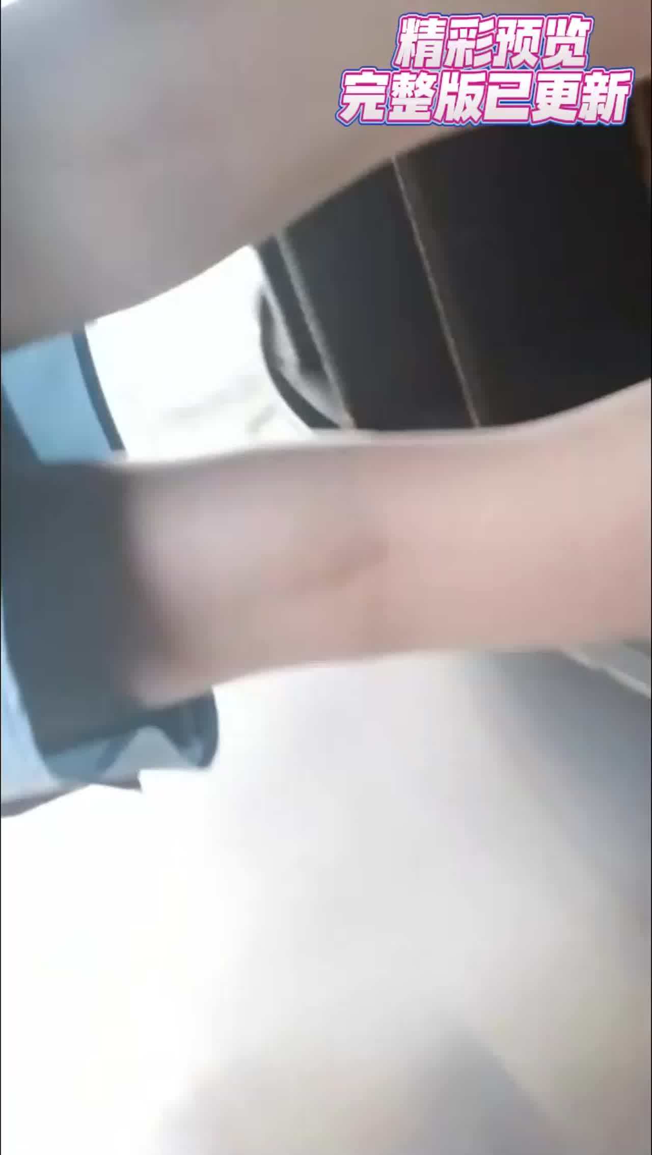  【重磅黑料】户外大神，公共场所，尾随美女，掏出鸡巴就对臀部喷射精液！翻车了哎呀变态，曹尼玛，傻B啊你 的剧照1