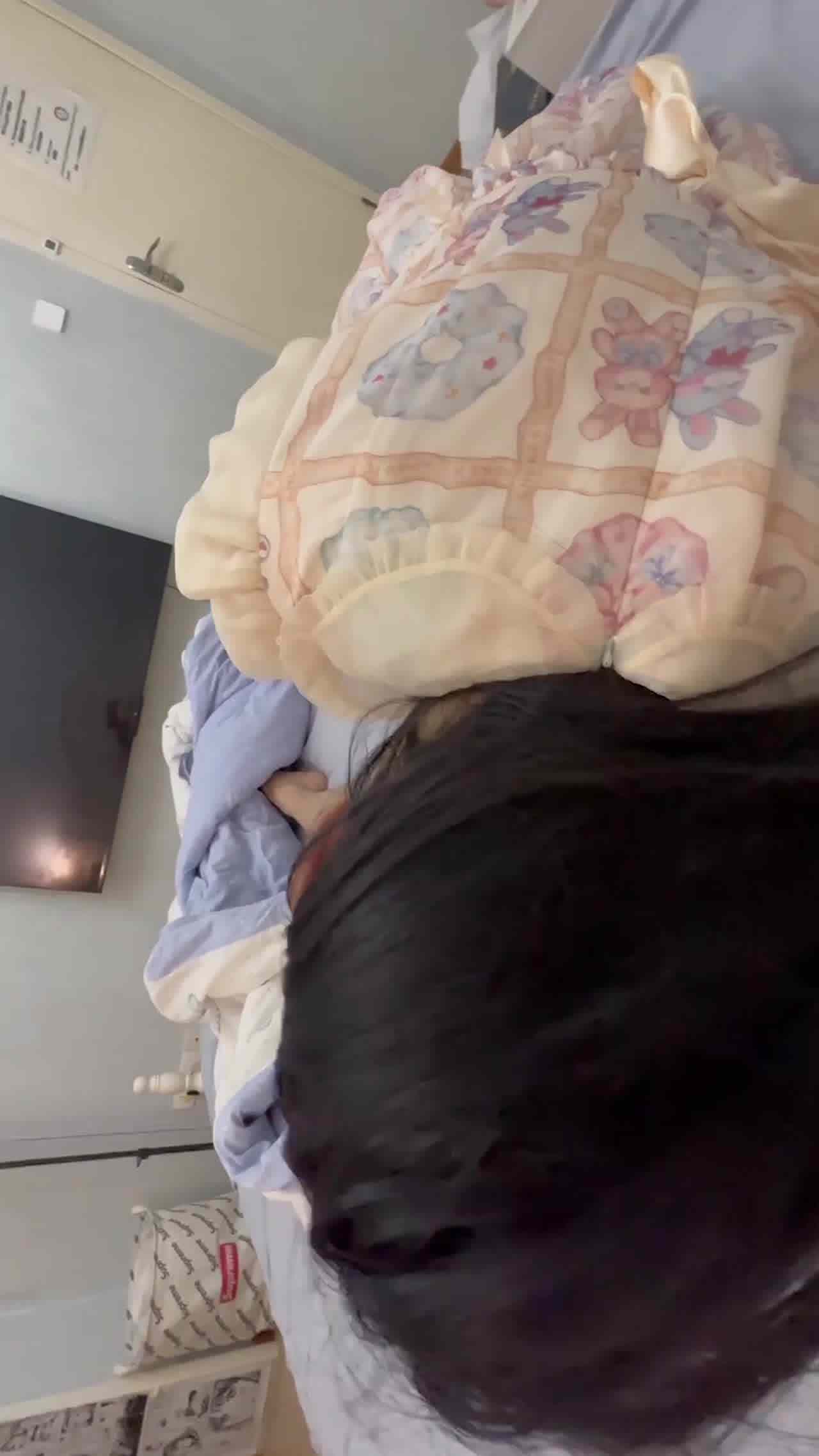  洛丽塔小萝莉，被强行按倒胯下吃鸡吧操逼 的剧照10