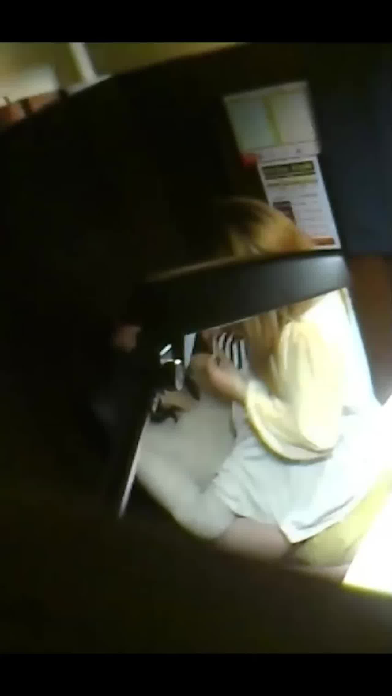  【大学自习室榨精】情绪稳定的学长，学姐动不动就看门口怕被发现，结果被门窗偷拍，男主发现镜头吓得停拍了 的剧照10