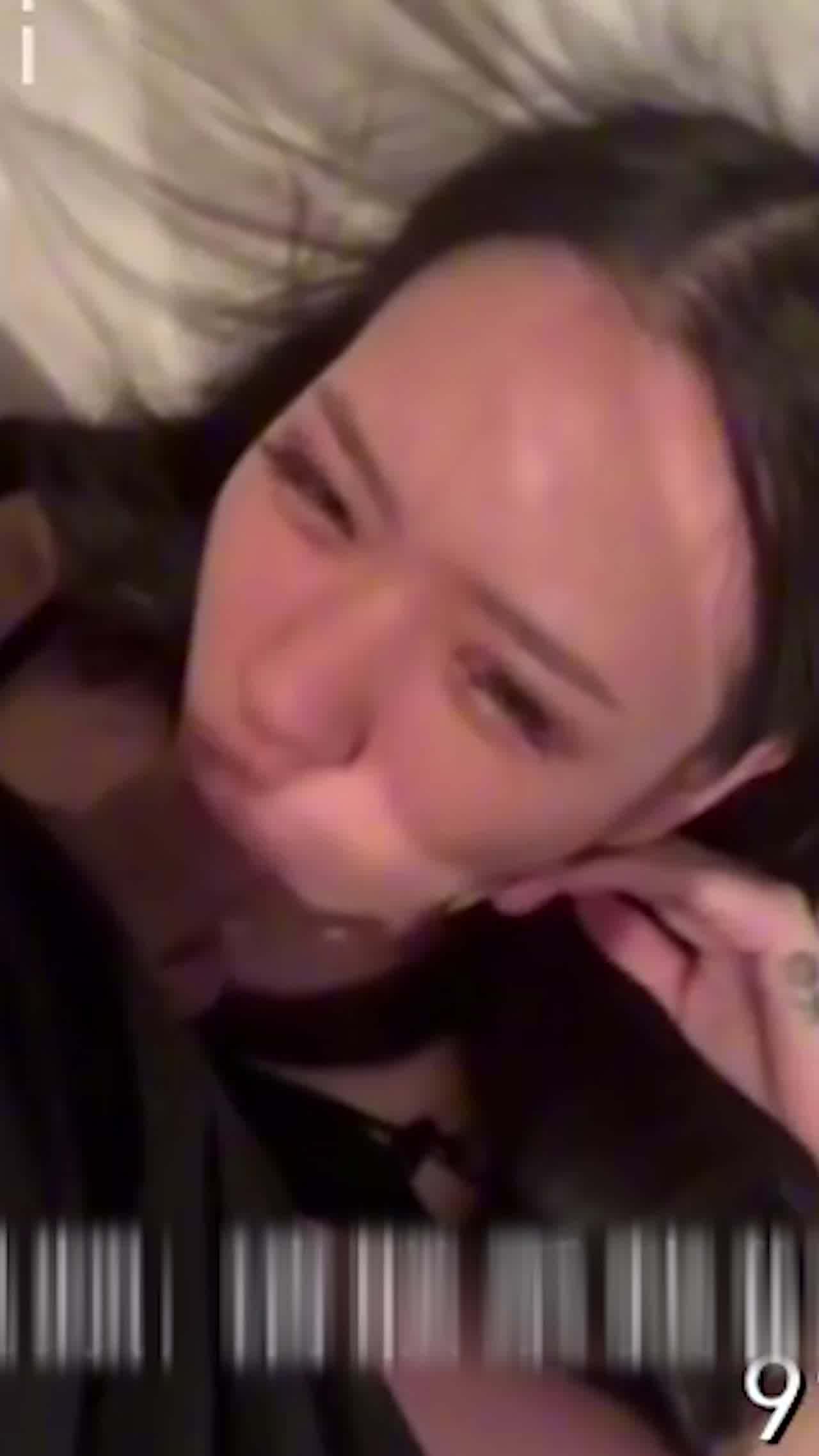  约草少妇到酒店 精彩的对白 少妇好像很喜欢这样的感觉 的剧照5