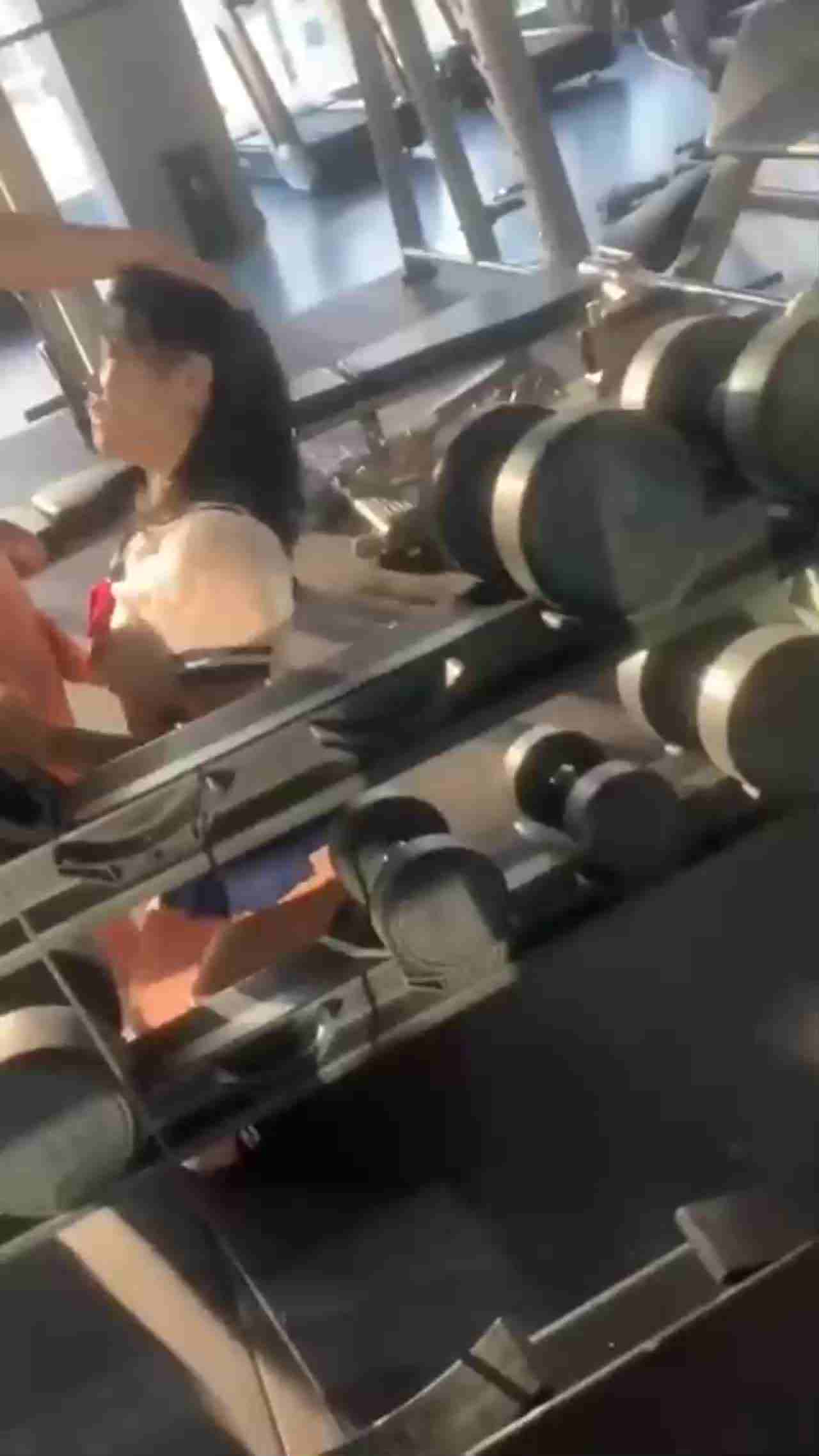  淫荡健身学生口爆教练大肉棒 的剧照8