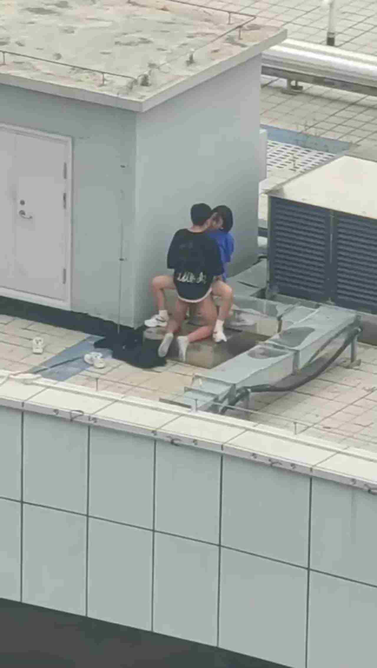  【独家首发】高中情侣翘课跑到商场天台啪啪，解锁各种姿势 的剧照5
