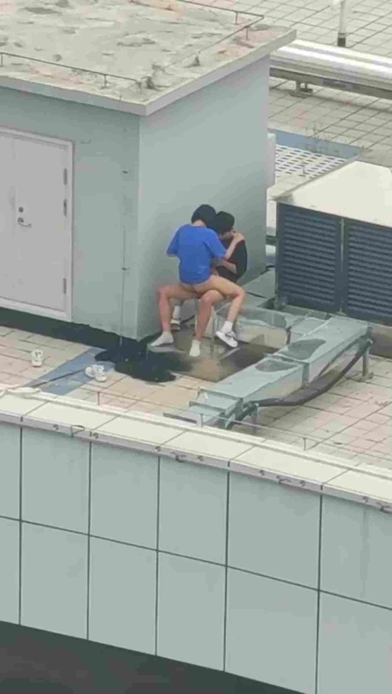  【独家首发】高中情侣翘课跑到商场天台啪啪，解锁各种姿势 的剧照10