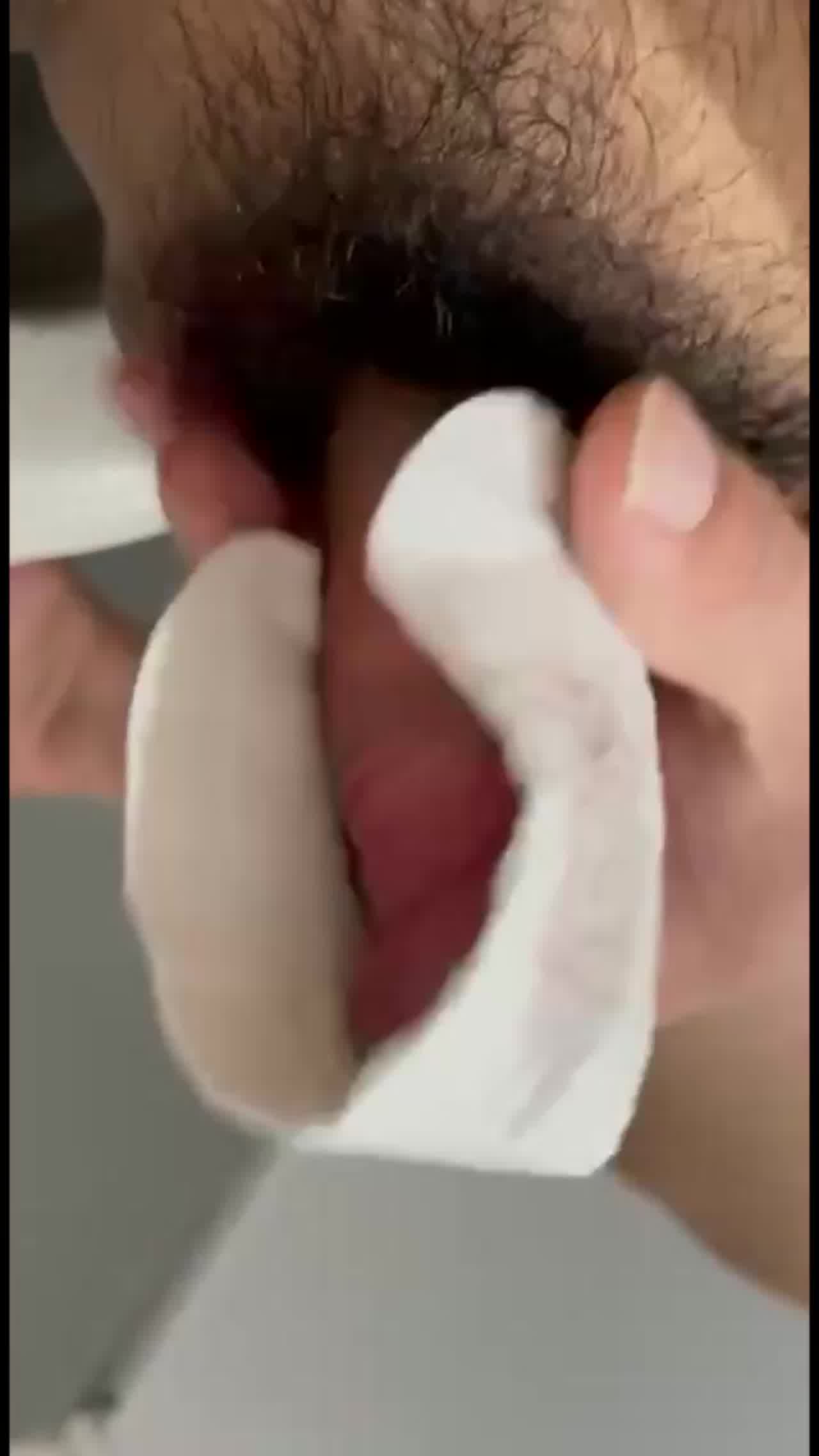  太变态了，用妹子换下的姨妈巾撸管子 的剧照2