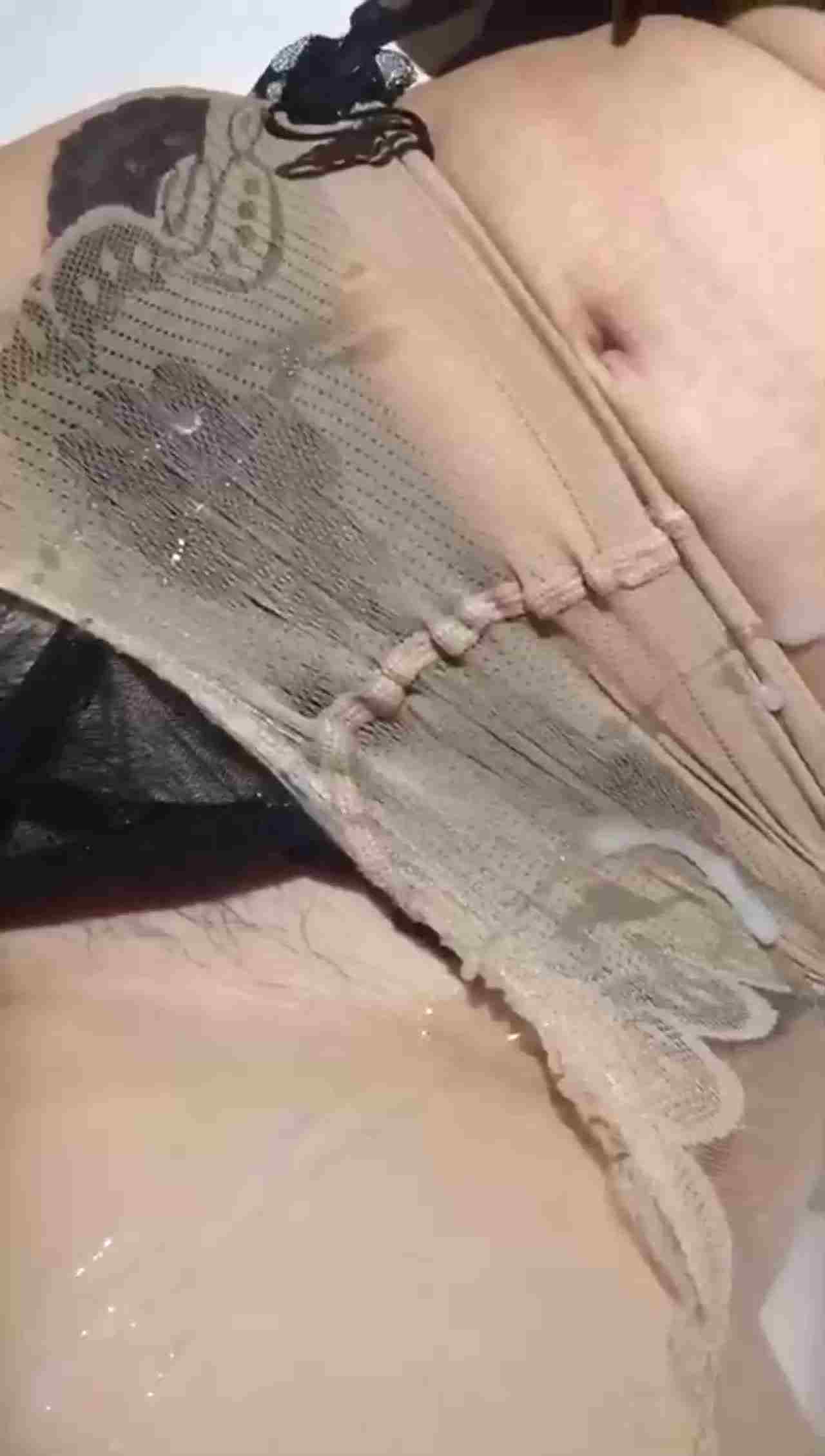  女友说，顶你个肺呀，射到我这上面来了 的剧照4