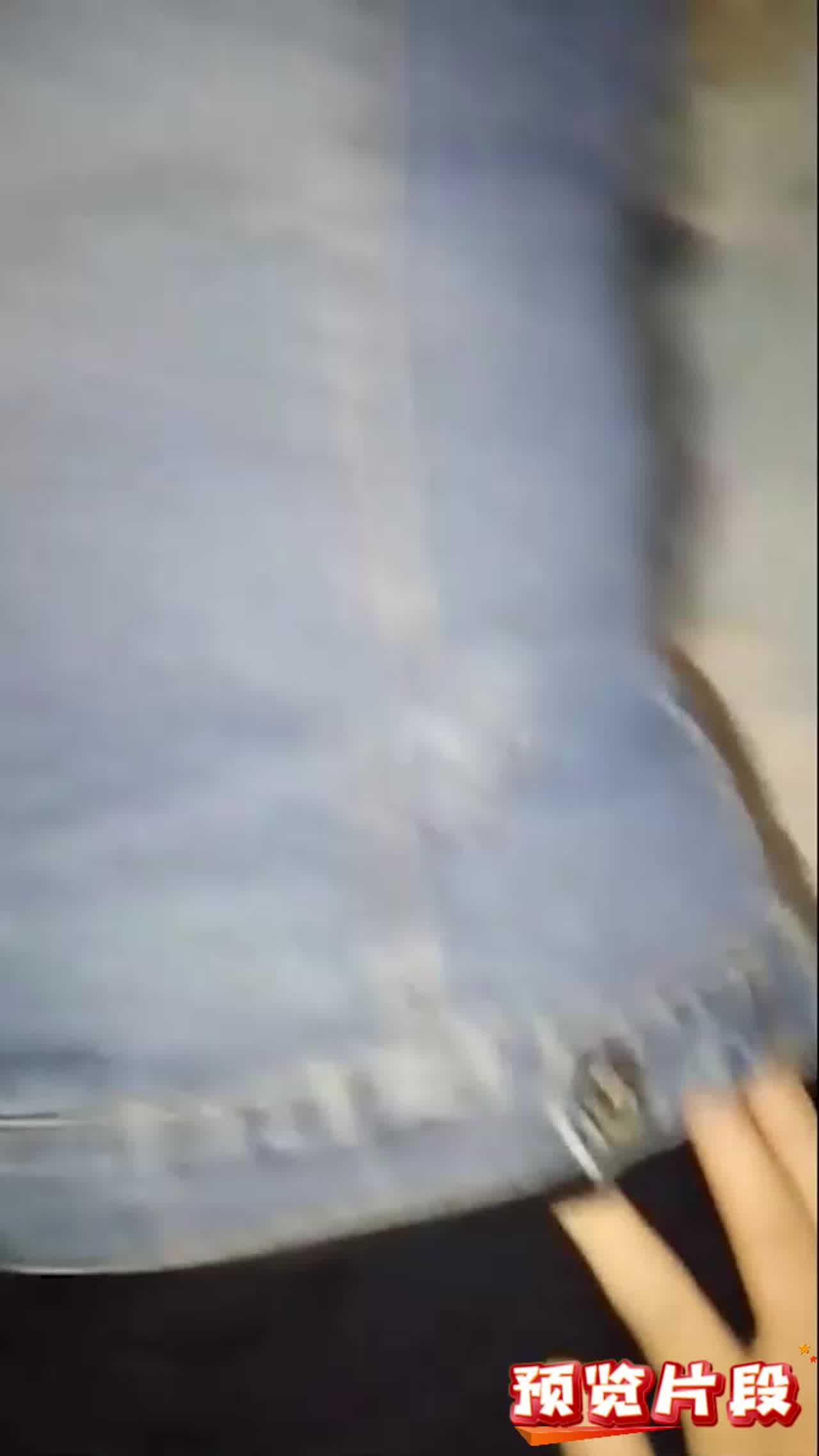  【泄露门事件】销售部业务员为了业绩性贿赂客户。着急上班掰开内裤猛捅骚穴，被拍视频惨遭曝光。 的剧照1