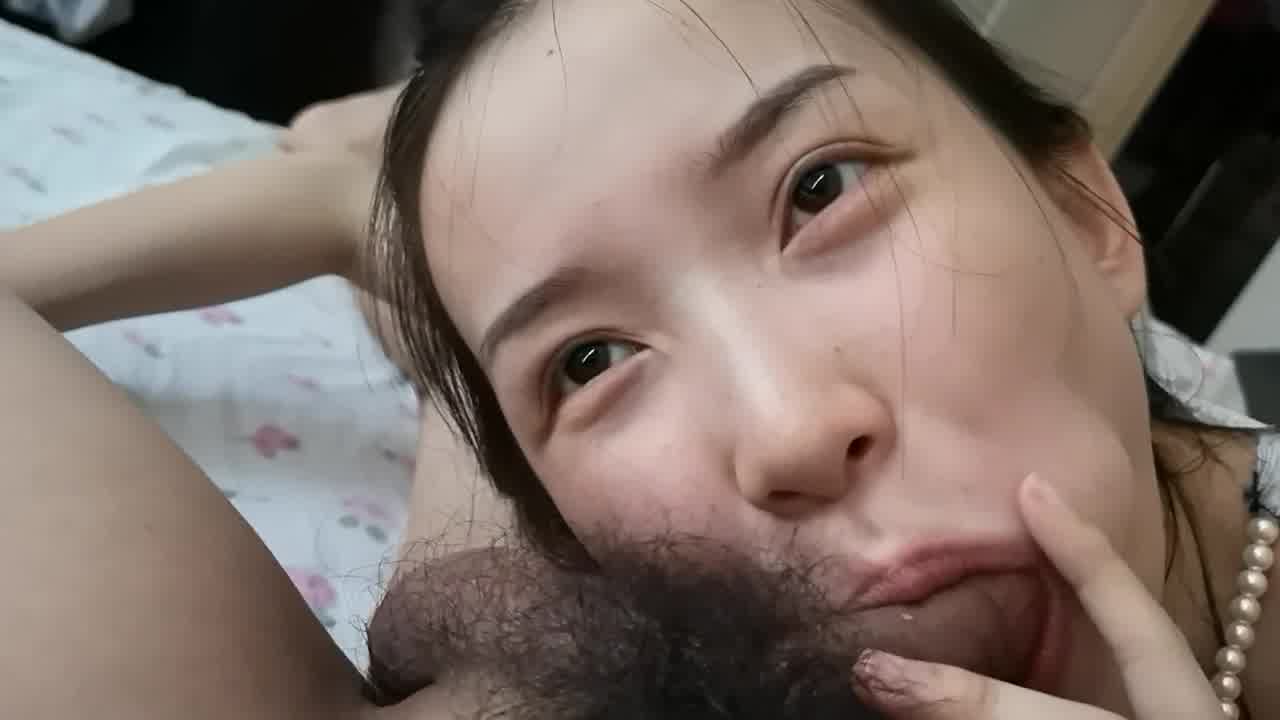  看到肉棒就冲上来舔的妹妹，真可爱 的剧照10