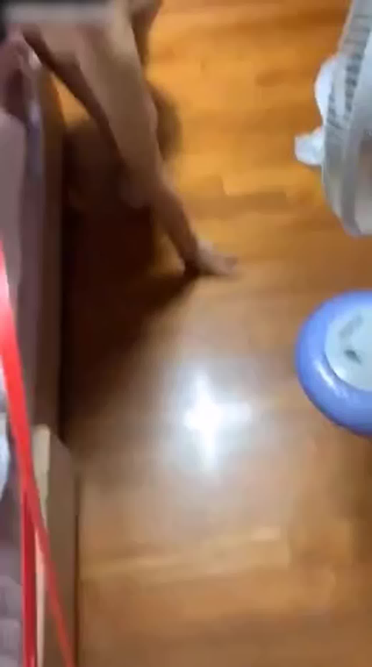  命令我家女友当小母狗训练 的剧照1