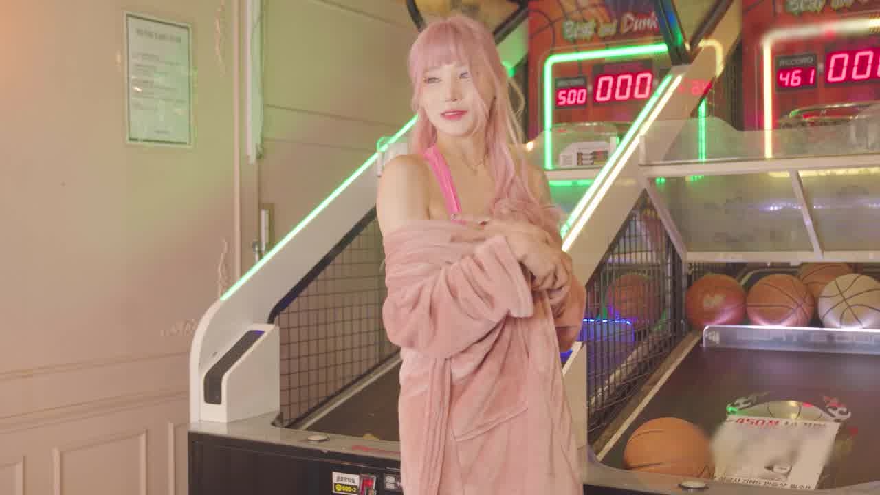  Taeri席卷游戏厅性感扭腰摆拍，骚表情可爱了 的剧照7