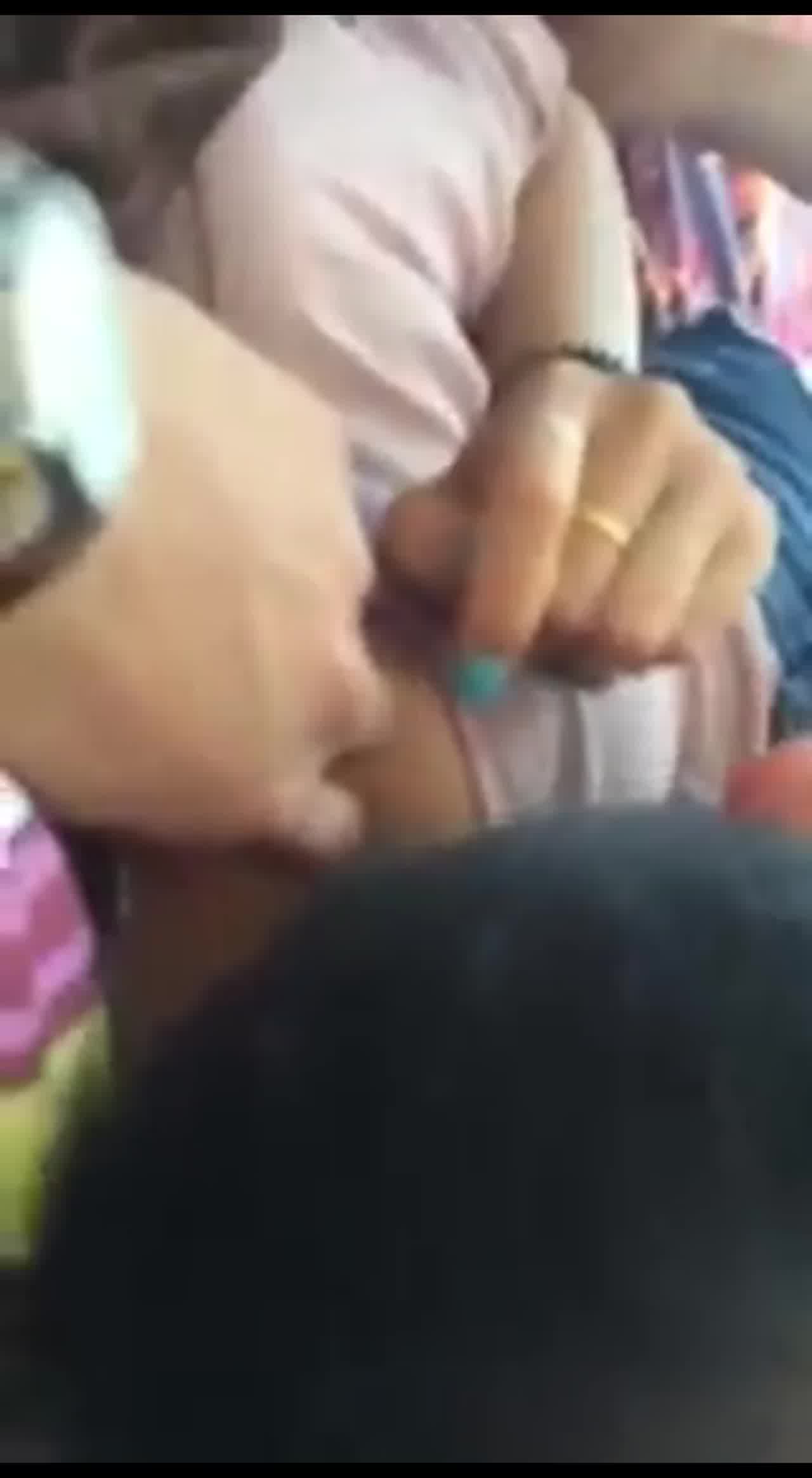  【低俗婚闹】某些地区的低俗闹婚，多人强上猥亵侮辱伴娘，亲朋好友还跟着一起起哄，还让跟口交一样口香蕉 的剧照1