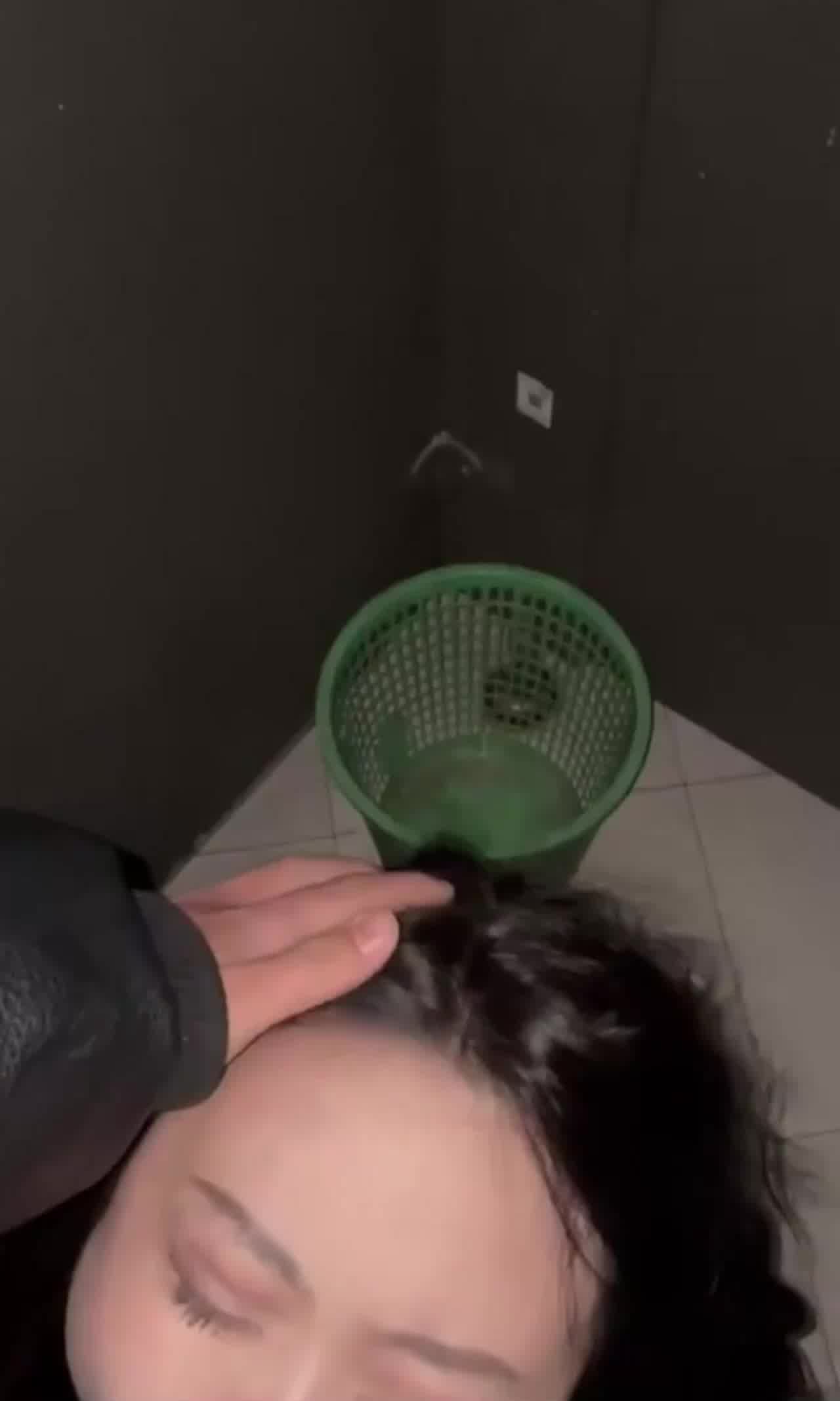  商场偶遇前女友先拉到厕所舒服一下 的剧照7