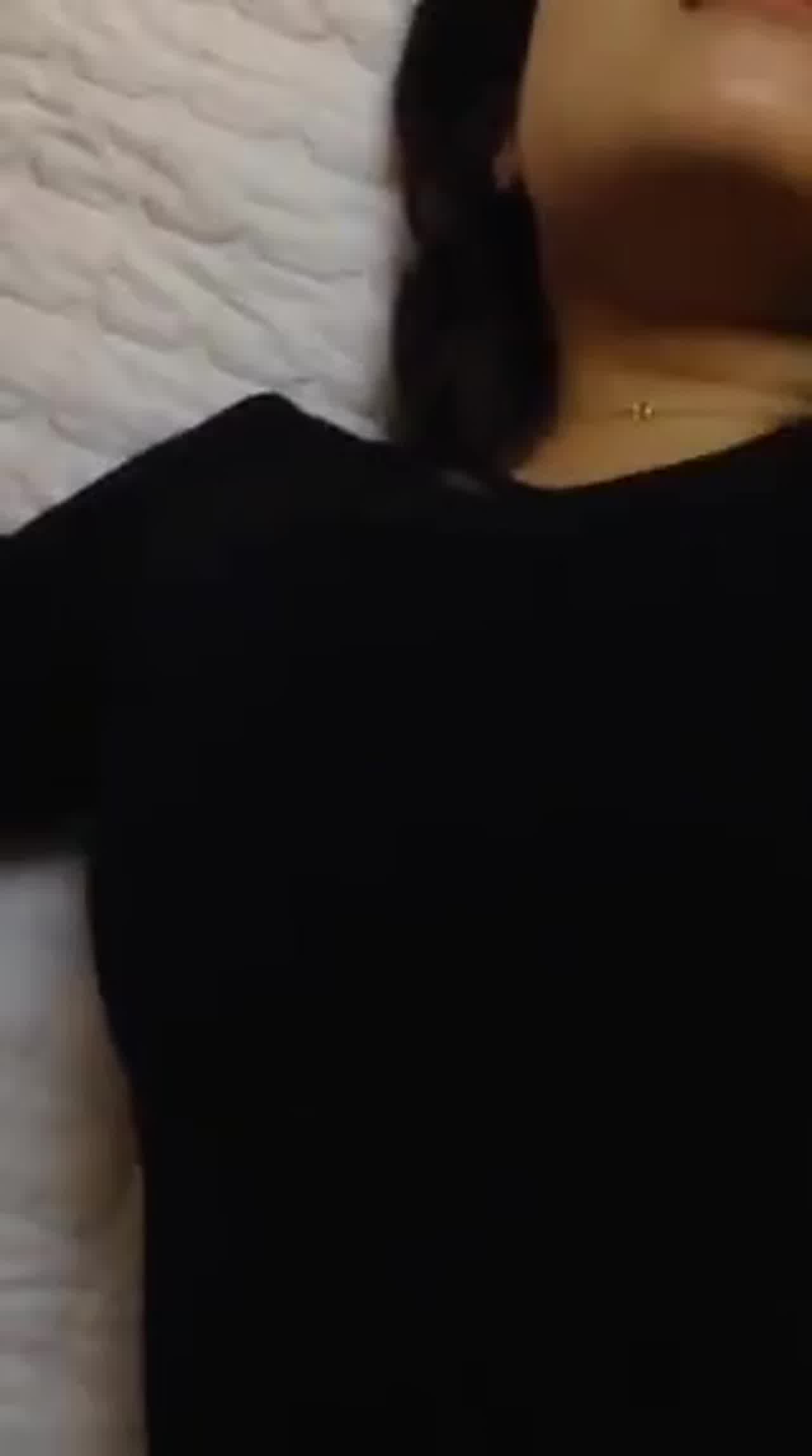  先自慰一下，然后再把你的大肉棒插入，好爽！ 的剧照2