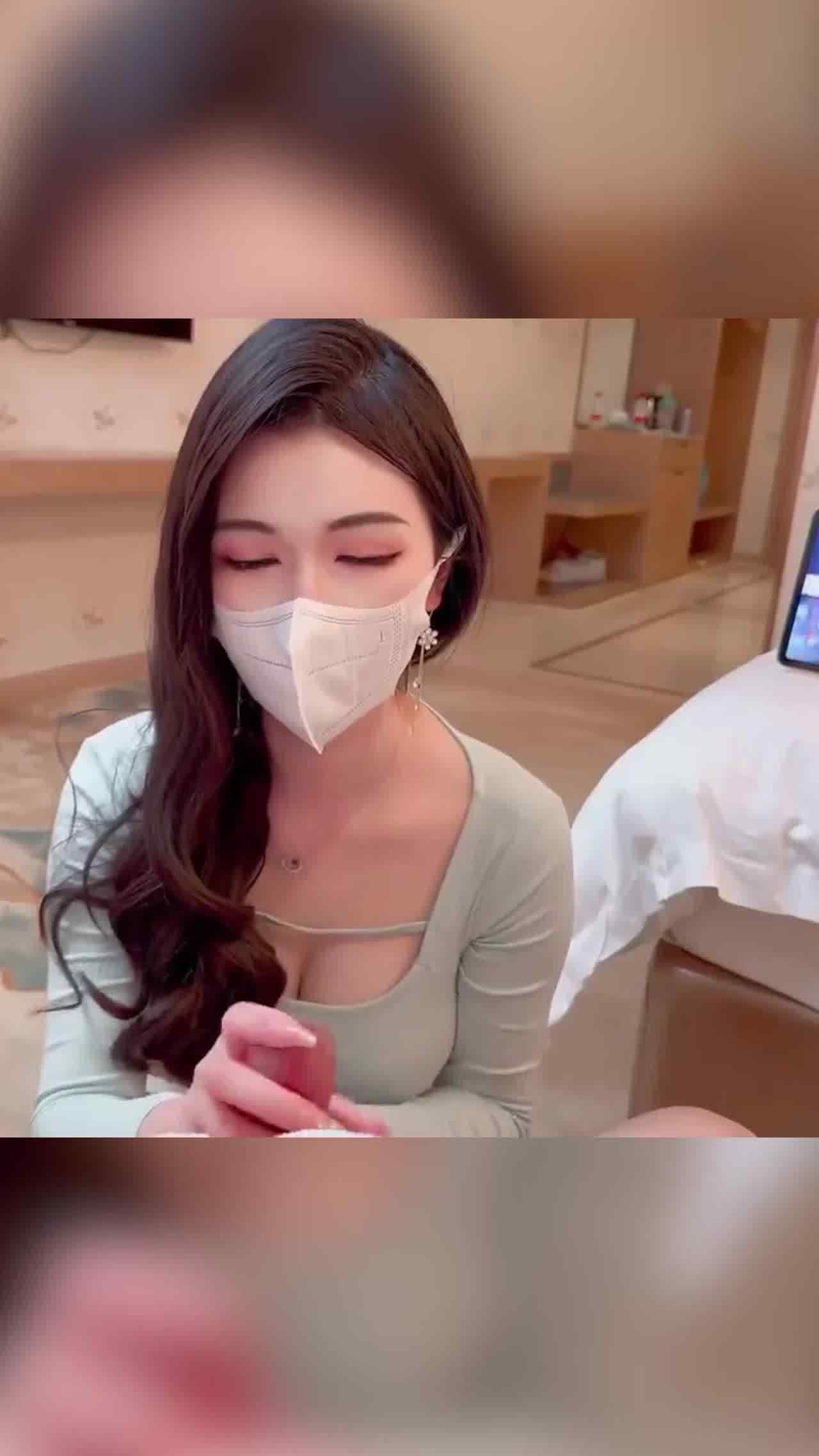  极品大奶小姐姐，没穿内裤就来了，是不是为了方便一会的活动呢 的剧照5