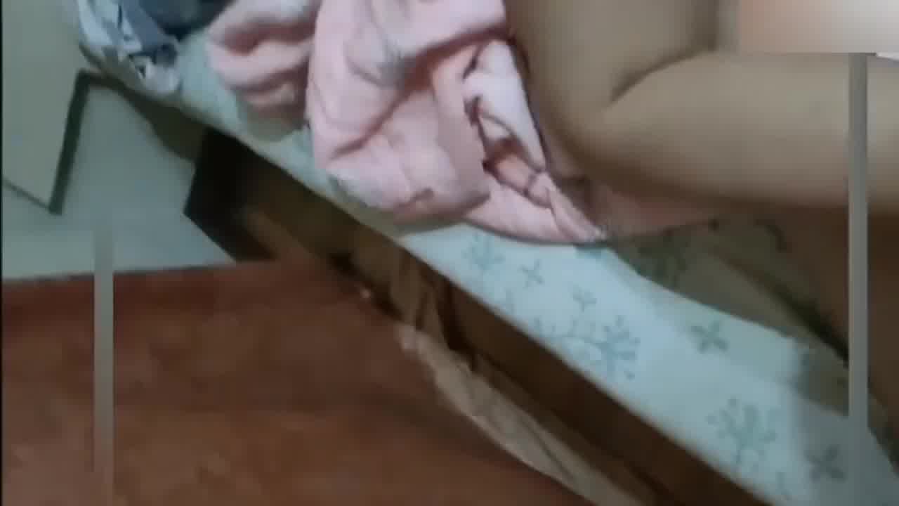  【真实母子乱伦】乱伦中邻居突然来了，妈妈听说乱伦一晚赚上万，也是很配合，话说18岁的鸡巴那么小吗？ 的剧照5