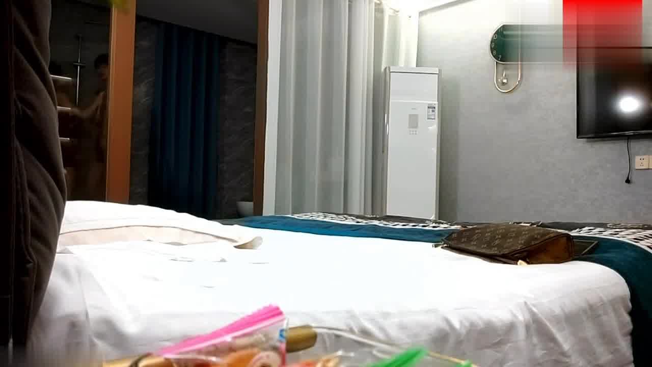  会所美腿极品技师，毒龙乳推服务周到，扛起大长腿爆操 的剧照5