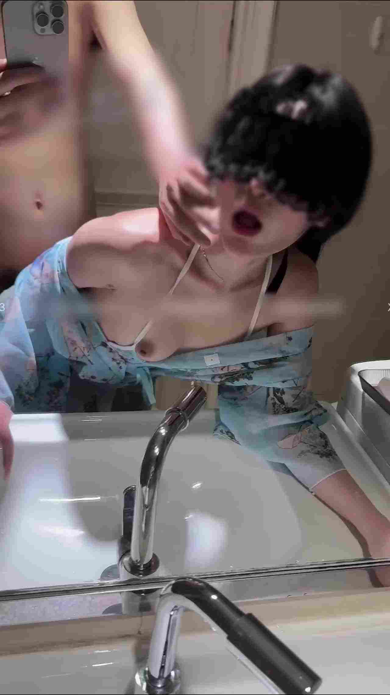  在厕所做爱蒙眼对镜子做爱敏感度UP 的剧照9