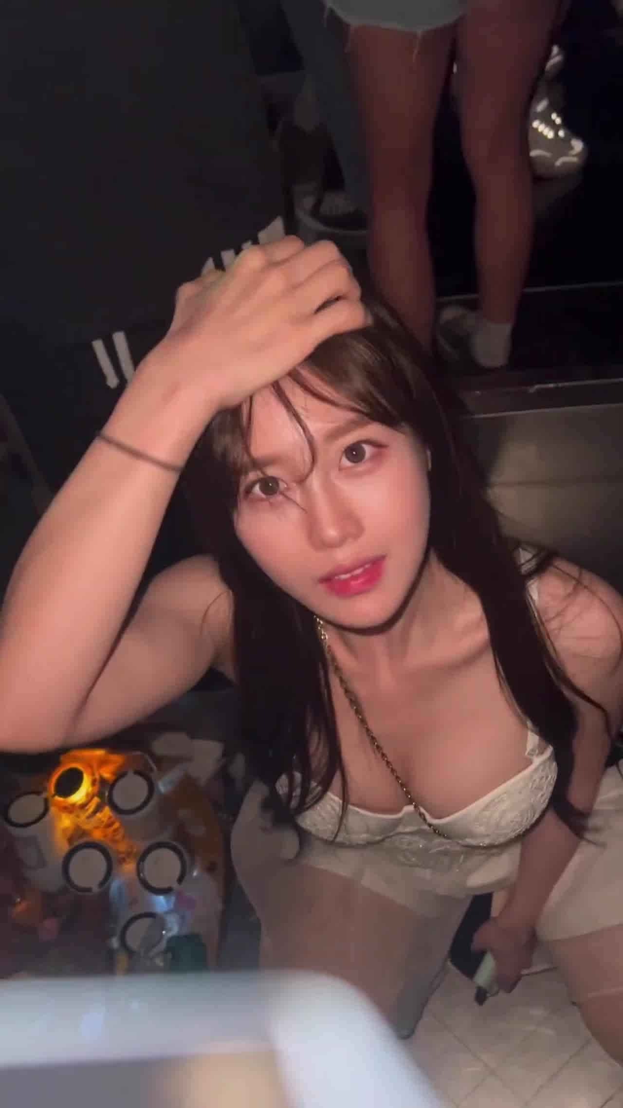  高颜质美女在夜店蹦迪想把他带回家 的剧照10