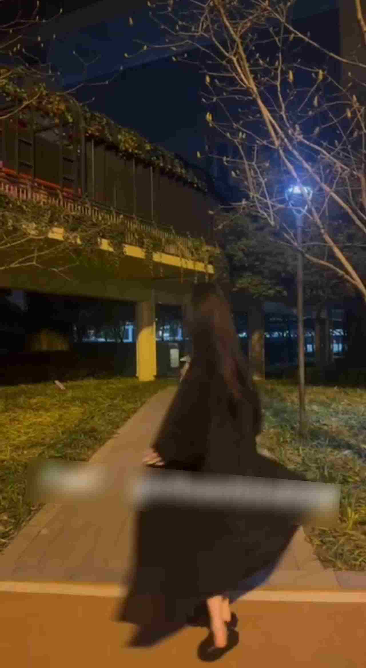  长腿jk马路上漏出拍摄 的剧照10