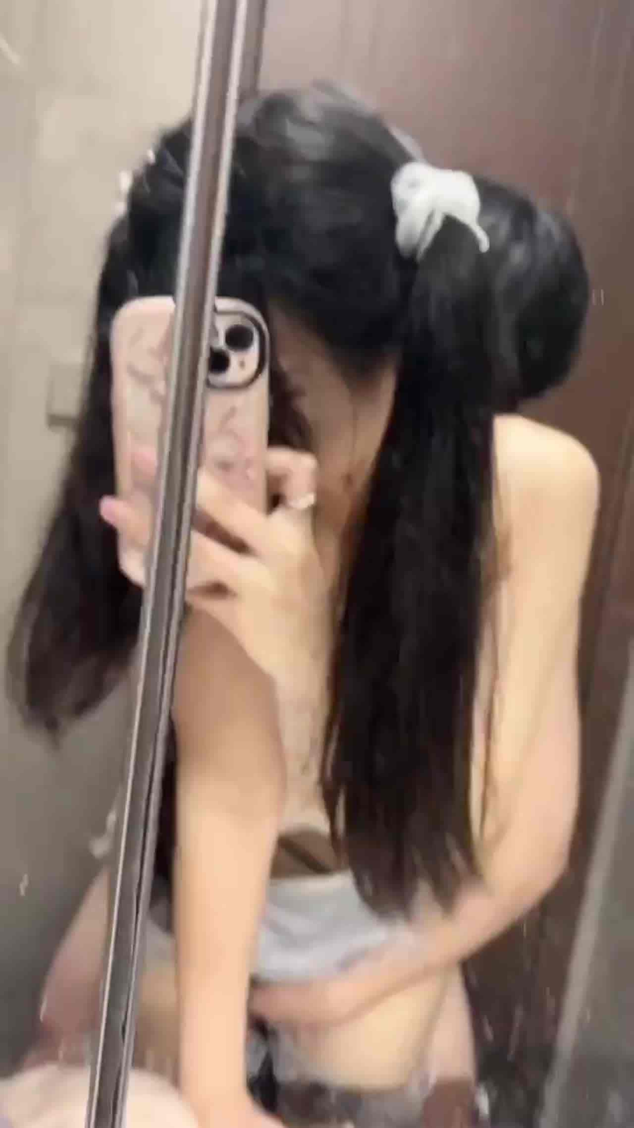  双马尾萝莉浴室被男票后入并自拍 的剧照8