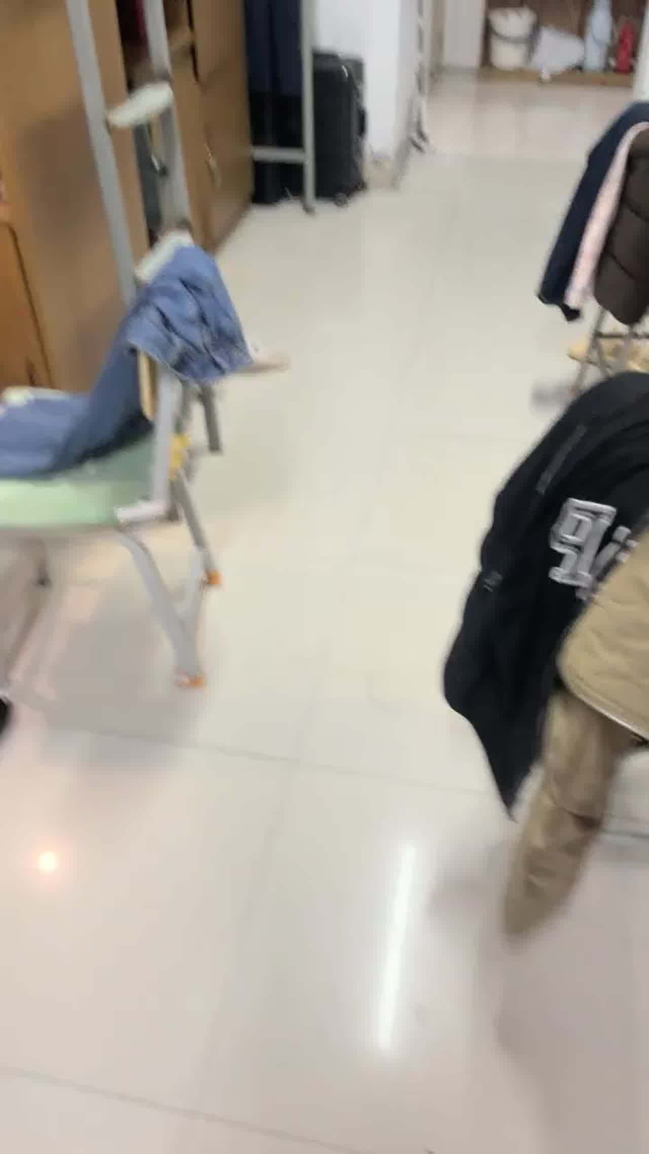  【宿舍创业挑战】爱聊天的宿舍，出卖偷拍穿内裤的室友，女主自慰都小心的插，然后去厕所闻闻手指有没有味！ 的剧照8