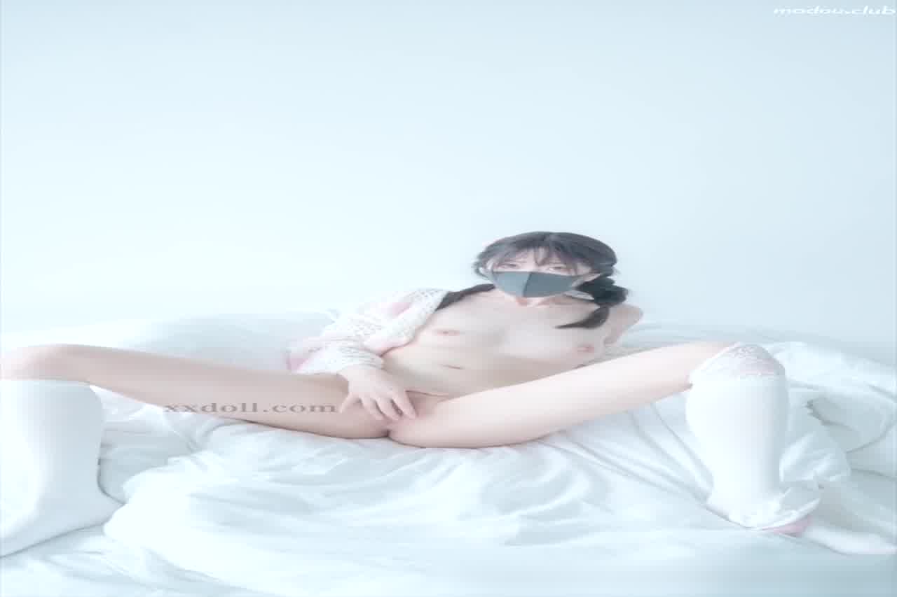  玩偶姐姐 白虎白袜纯情玩弄 的剧照2