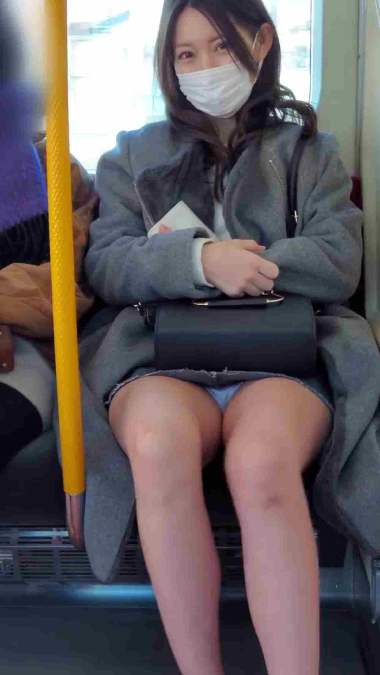  发现电车痴汉偷拍腿还张更开 的剧照3