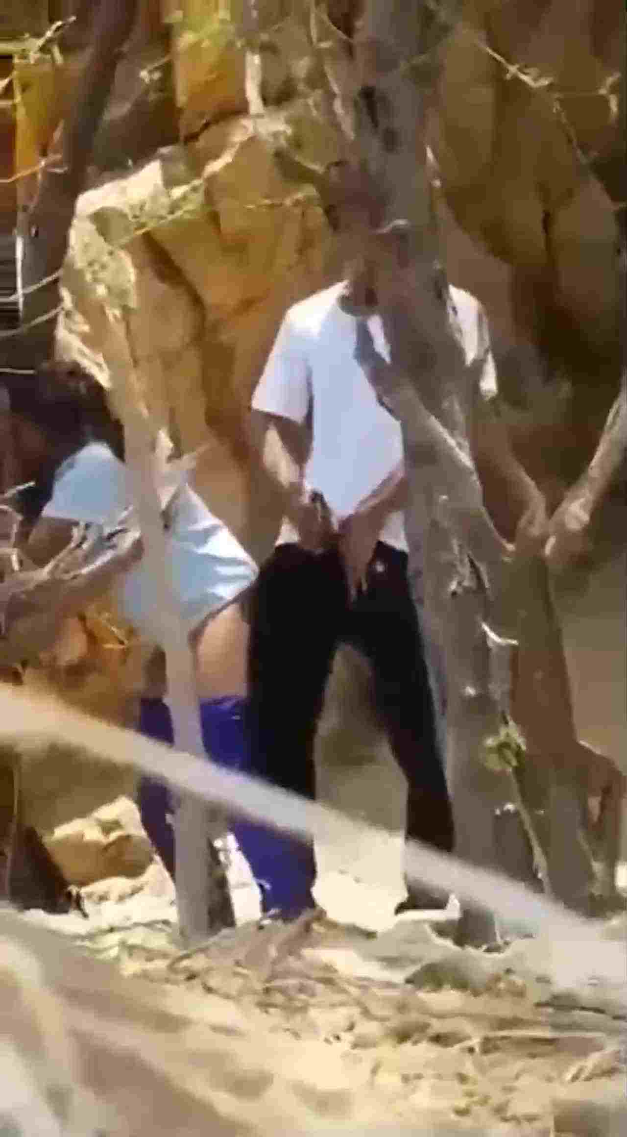  女孩在丛林中被男友强推，绝对是违背她的意愿的，你可以看到她最后哭了 的剧照9