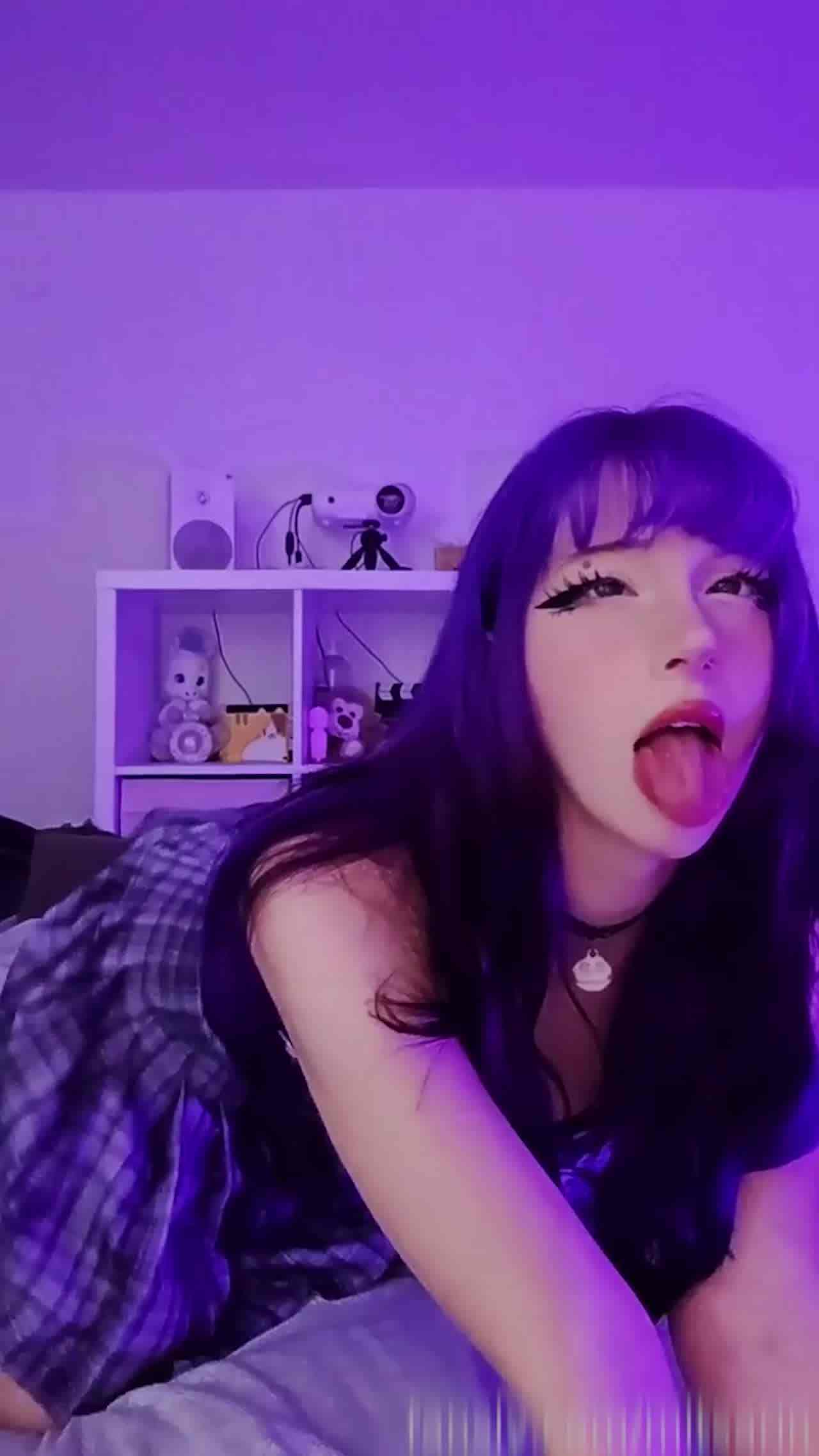  onlyfans COS阿黑颜萝莉【Mitsarin】道具骑乘自慰抖奶揉奶诱惑 的剧照7