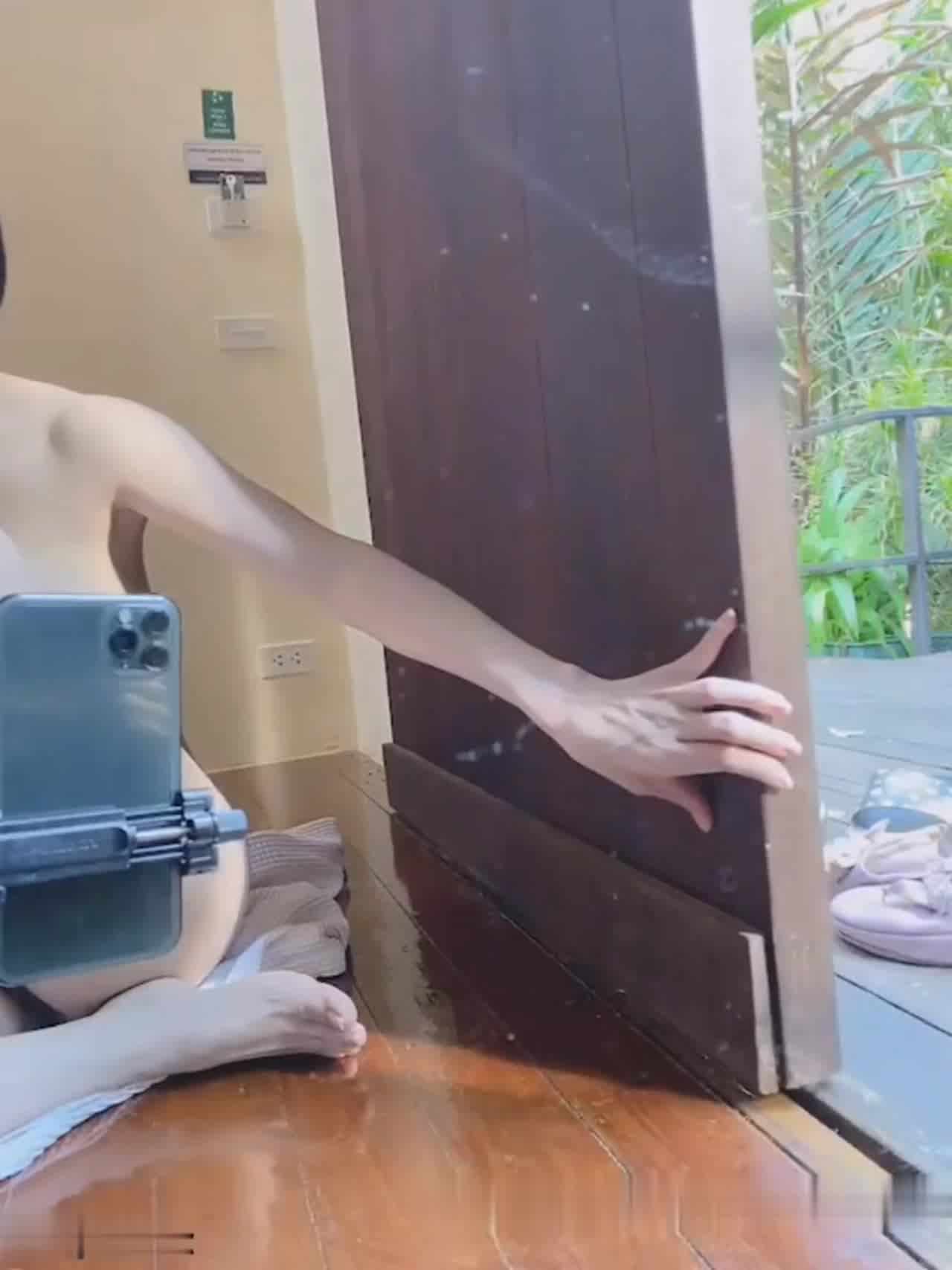  大奶淫娃 户外名宿玩穴自拍 的剧照3