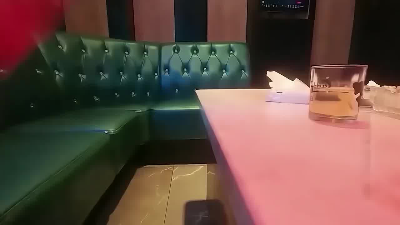  小主播与榜一大哥KTV歌舞，你依我依揉揉摸摸，大胆直接啪啪 的剧照5