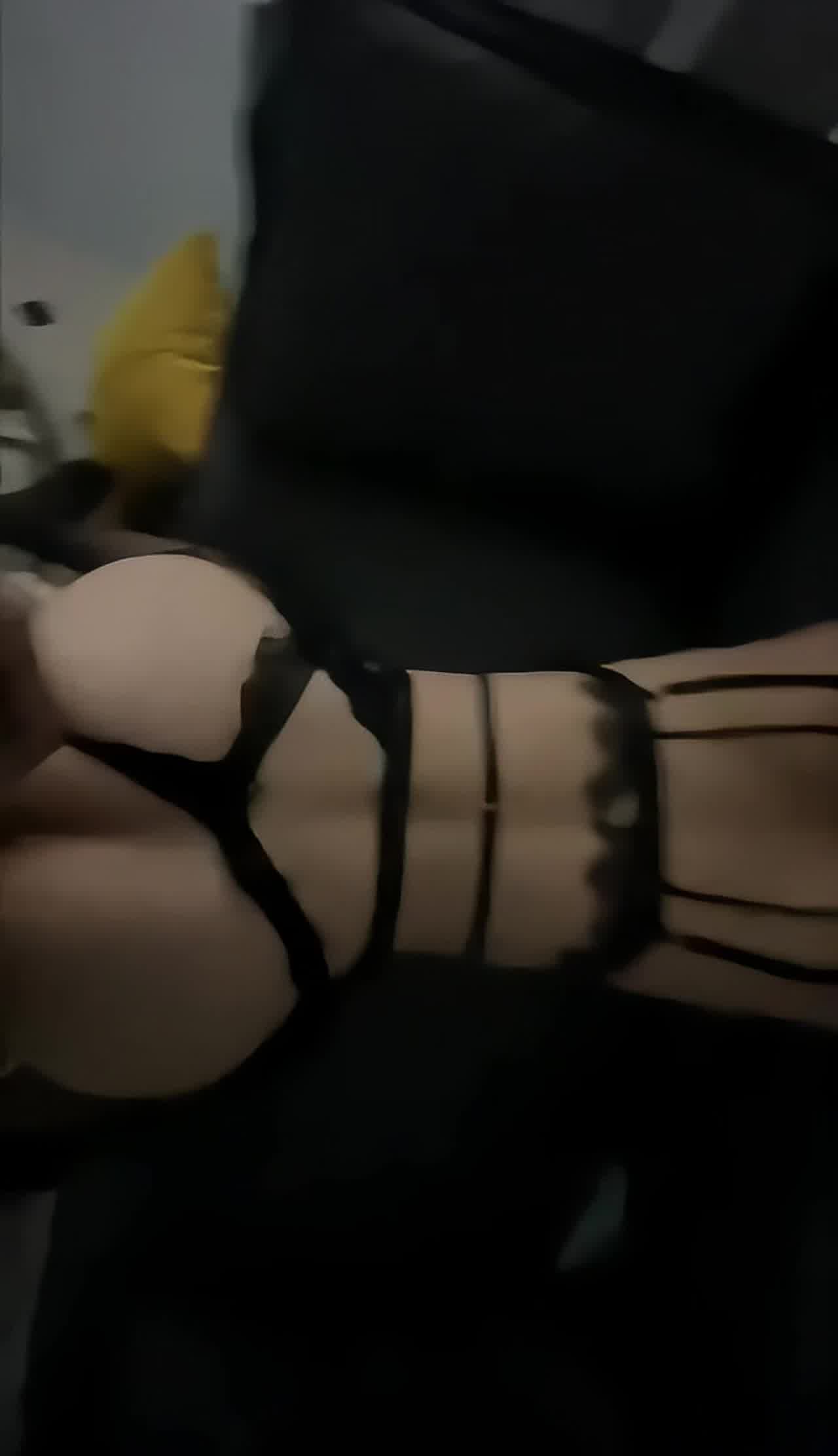  在工作室看片自慰被发现啦~按在椅子上后入 的剧照9