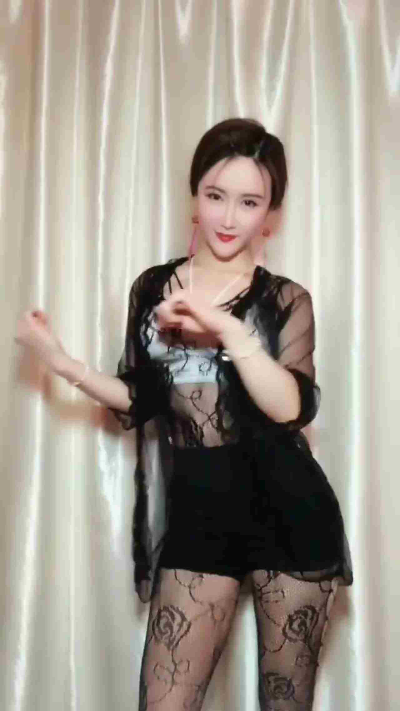  热舞热舞 的剧照1