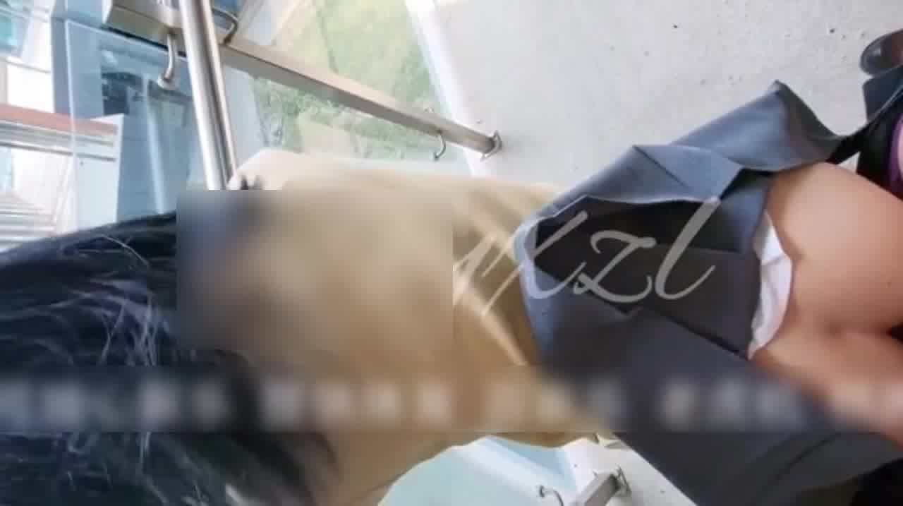  午休时间把公司前台叫到露天走廊口爆后入 的剧照5