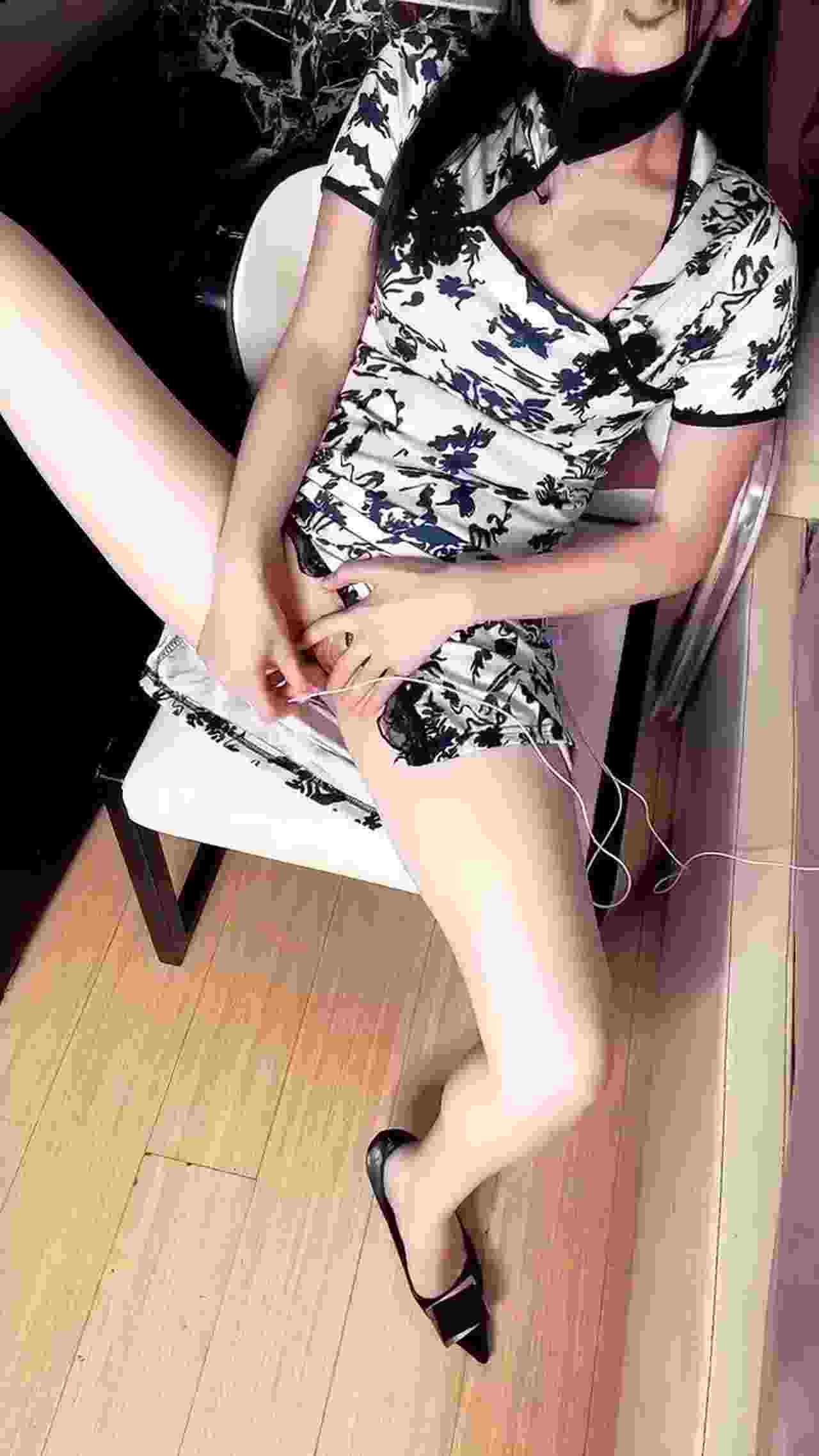  长腿旗袍骚妇跳蛋自慰 的剧照5