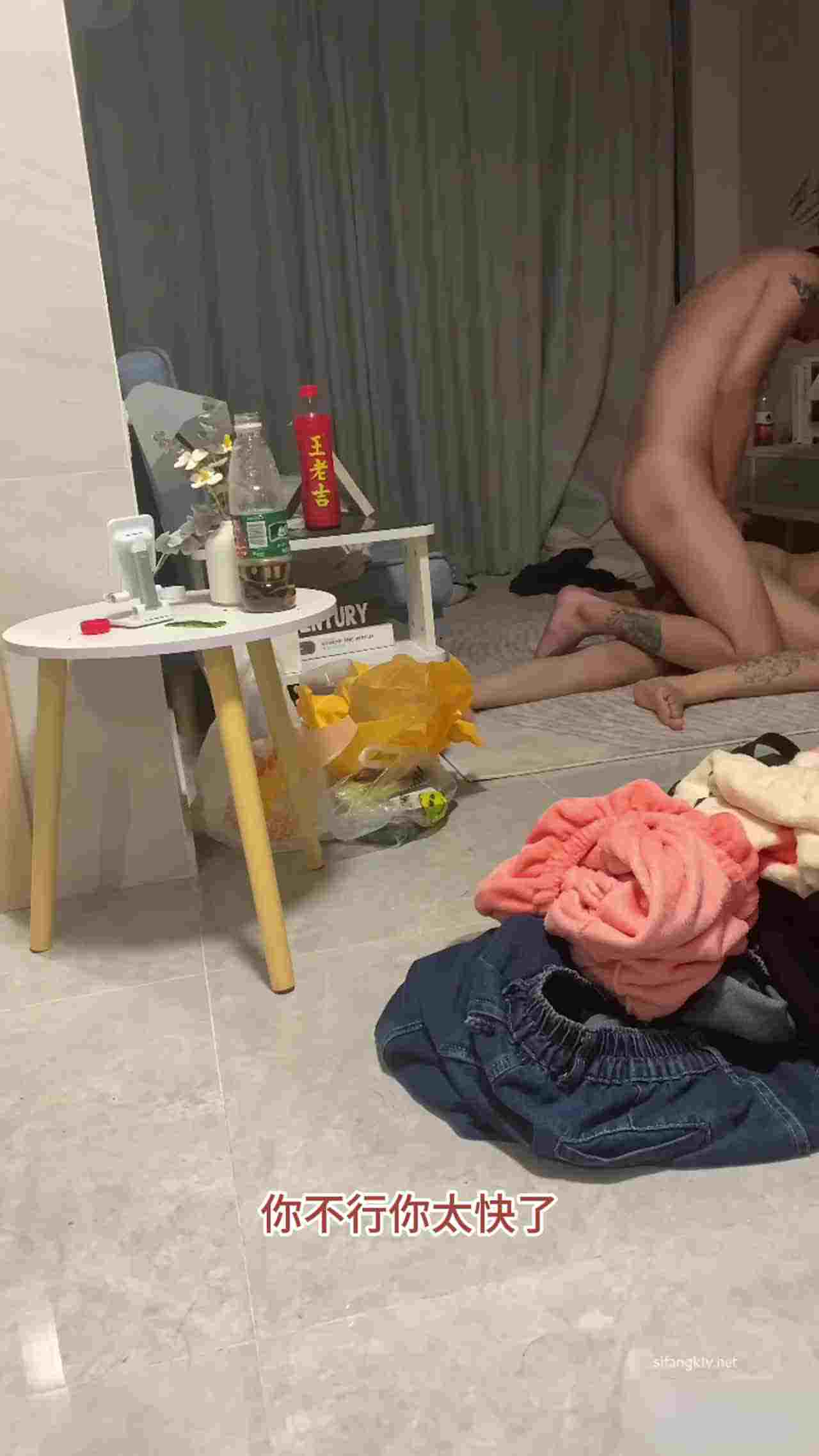  被醉酒精神小妹瞧不起，一直吐槽不够用力射得快，最后还让擦干精液继续操她到天亮，真扛不住了 的剧照4