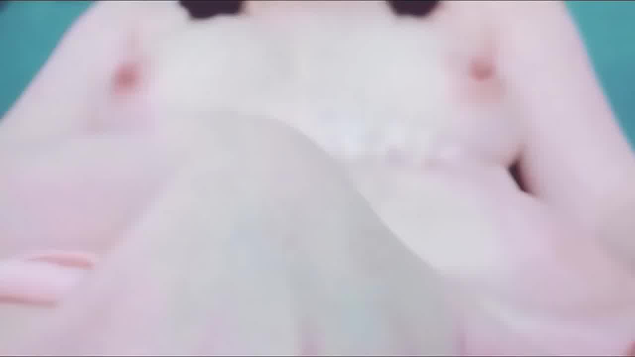  一线天粉逼，水晶棒棒抽插玩弄肛门，近景掰开一线天逼 的剧照1