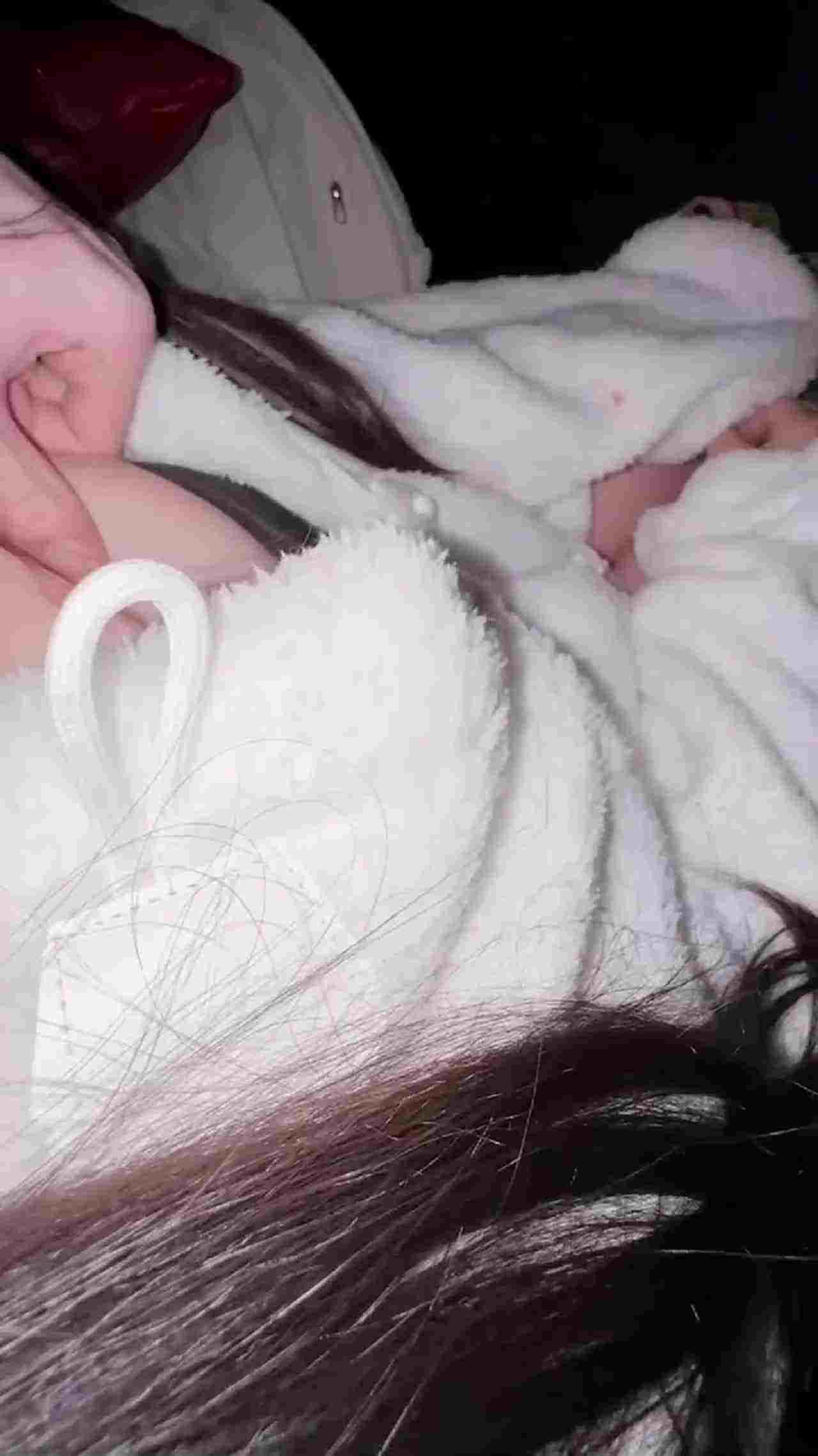  【在私人影院露脸拍片，这么大胆？】极品嫩穴妹妹无套内射，这颜值真的很清纯，私人影院追求刺激 的剧照10